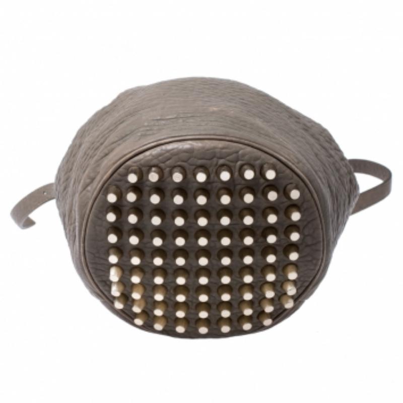 Alexander Wang Taupe Textured Leather Diego Bucket Bag im Zustand „Gut“ im Angebot in Dubai, Al Qouz 2
