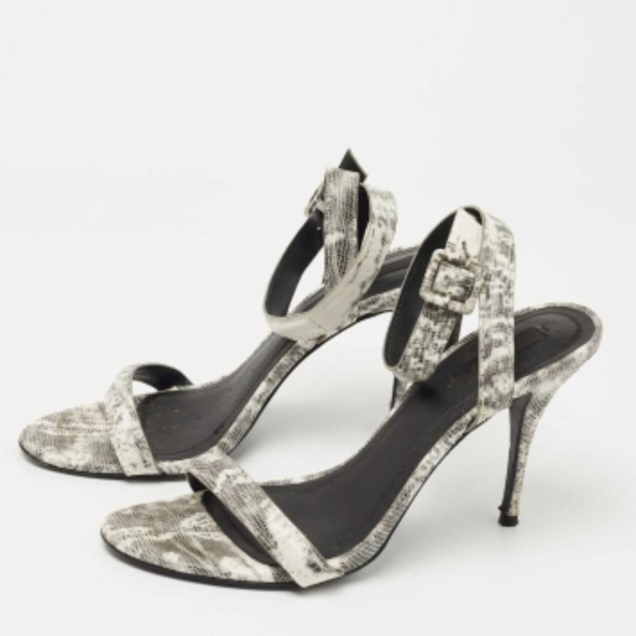 Diese Sandalen werden Ihre Füße auf luxuriöse Weise umrahmen. Sie sind aus hochwertigen MATERIALEN gefertigt, haben ein edles Design und bequeme Innensohlen.
