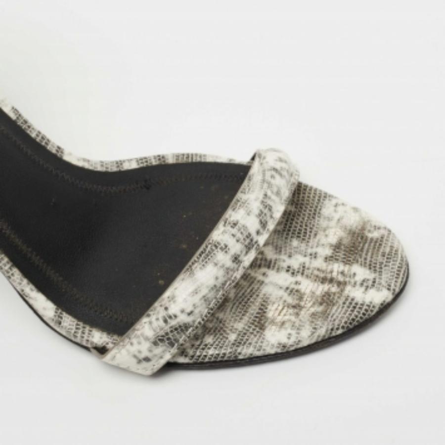 Alexander Wang Weiß/Schwarz Eidechse Geprägte Leder Riemchensandalen Größe 40.5 im Angebot 2