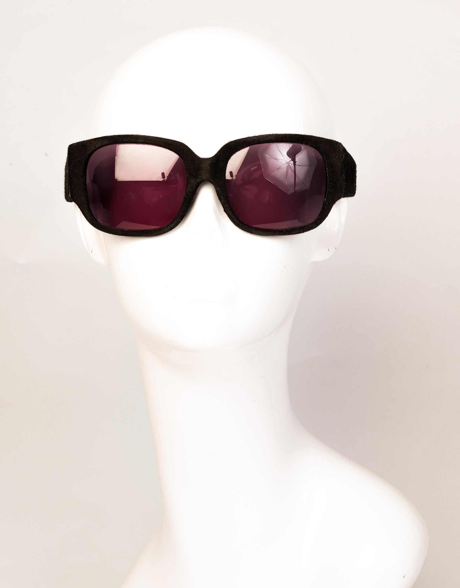 Alexander Wang X Linda Schmale geschwungene Sonnenbrille aus schwarzem Wildleder im Zustand „Gut“ im Angebot in Montreal, Quebec