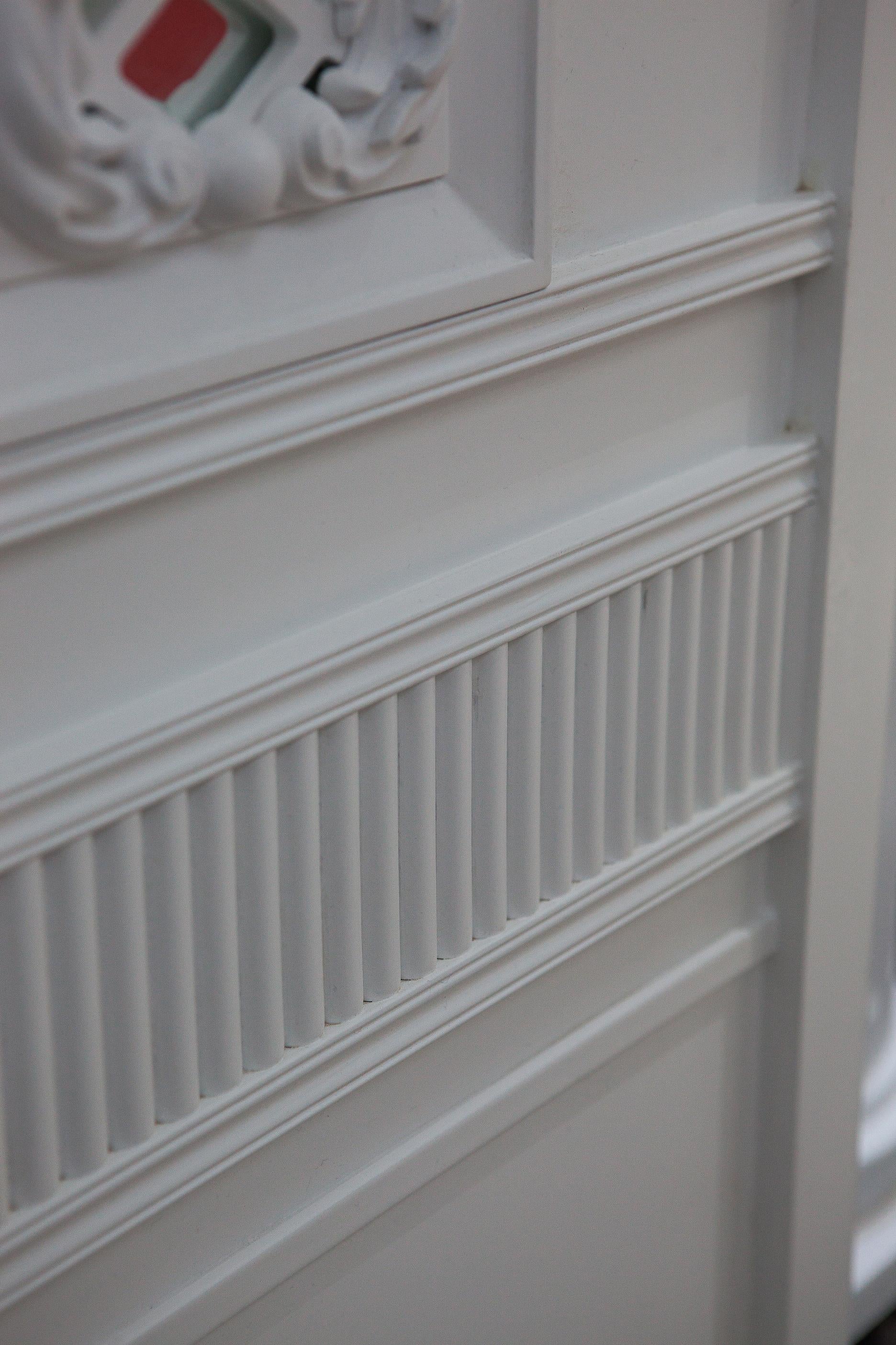 Panneau bleu en bois massif avec éléments floraux sculptés, fait sur mesure en vente 5