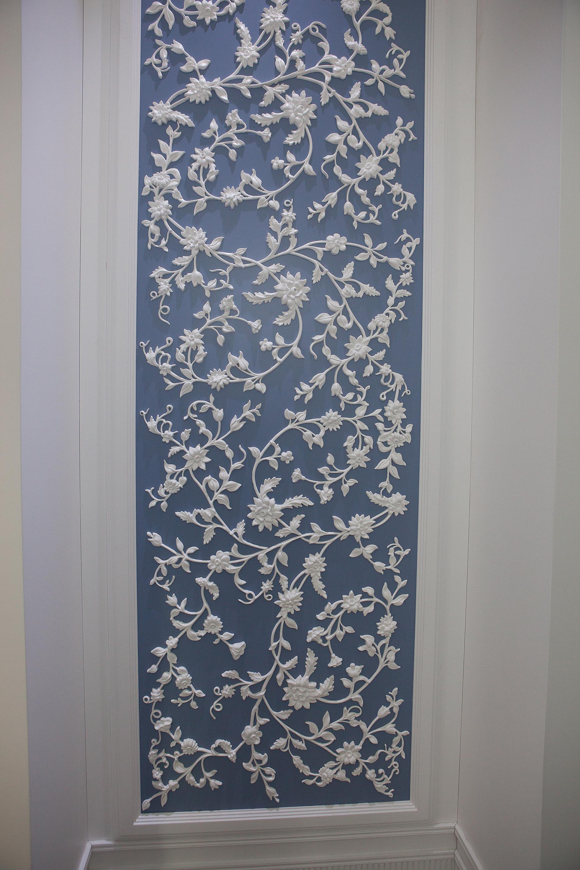 Néo-classique Panneau bleu en bois massif avec éléments floraux sculptés, fait sur mesure en vente