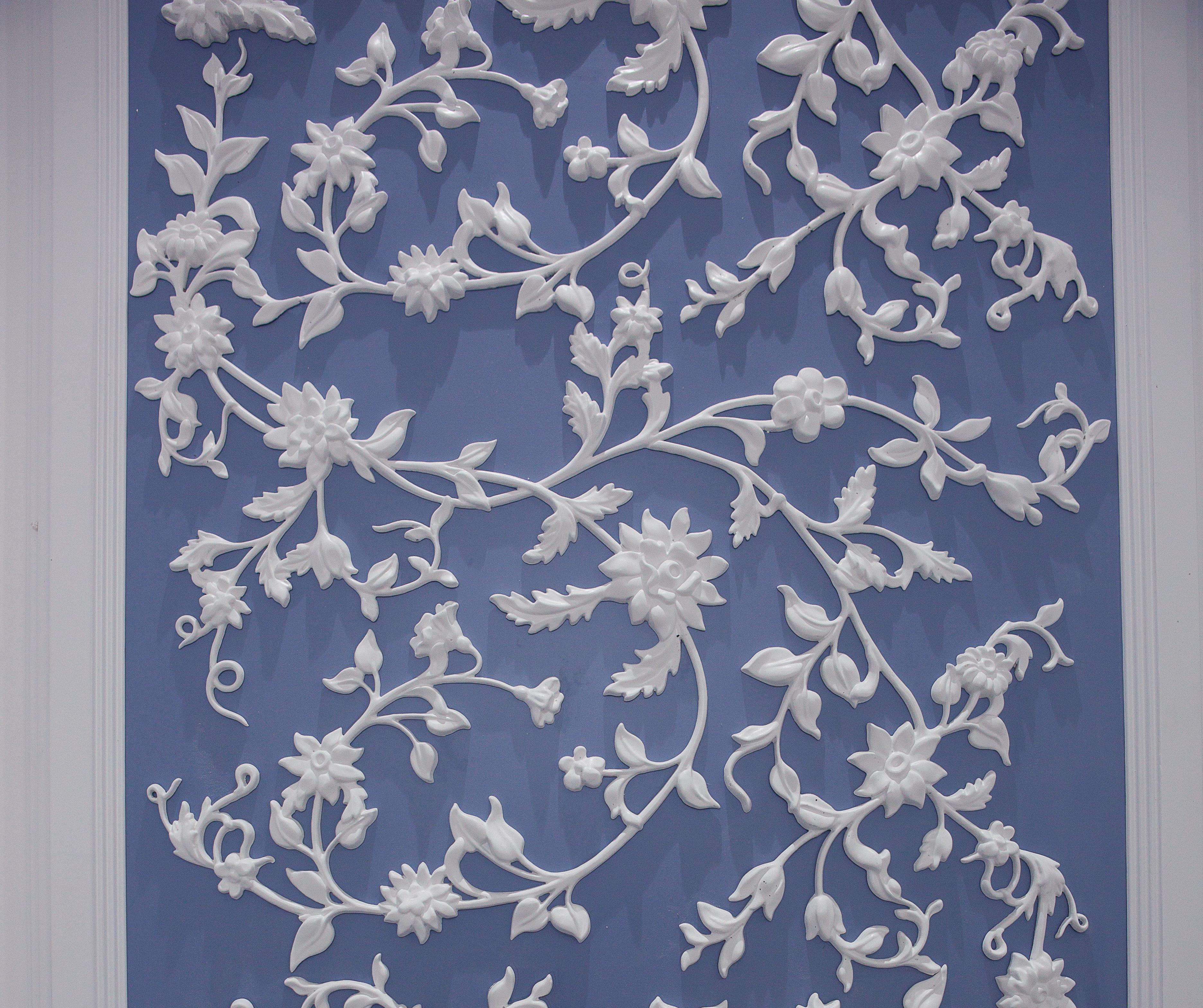 Hong Kong Panneau bleu en bois massif avec éléments floraux sculptés, fait sur mesure en vente