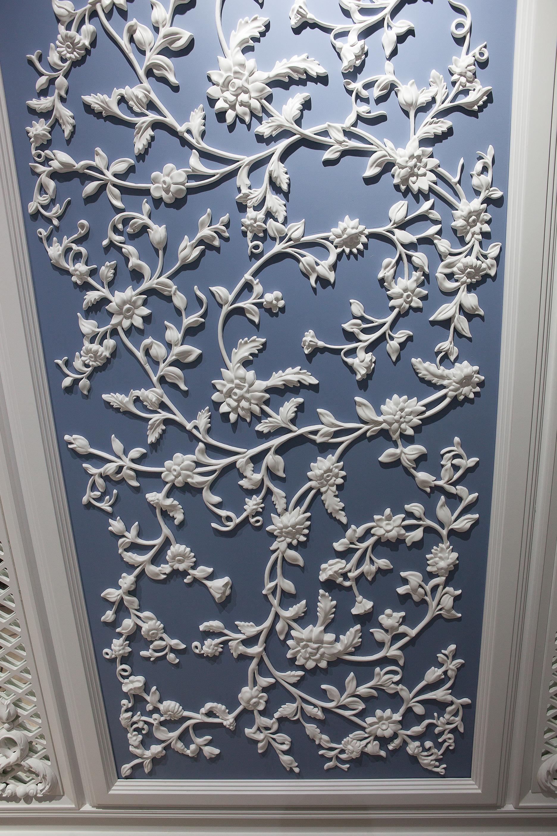 Sculpté à la main Panneau bleu en bois massif avec éléments floraux sculptés, fait sur mesure en vente