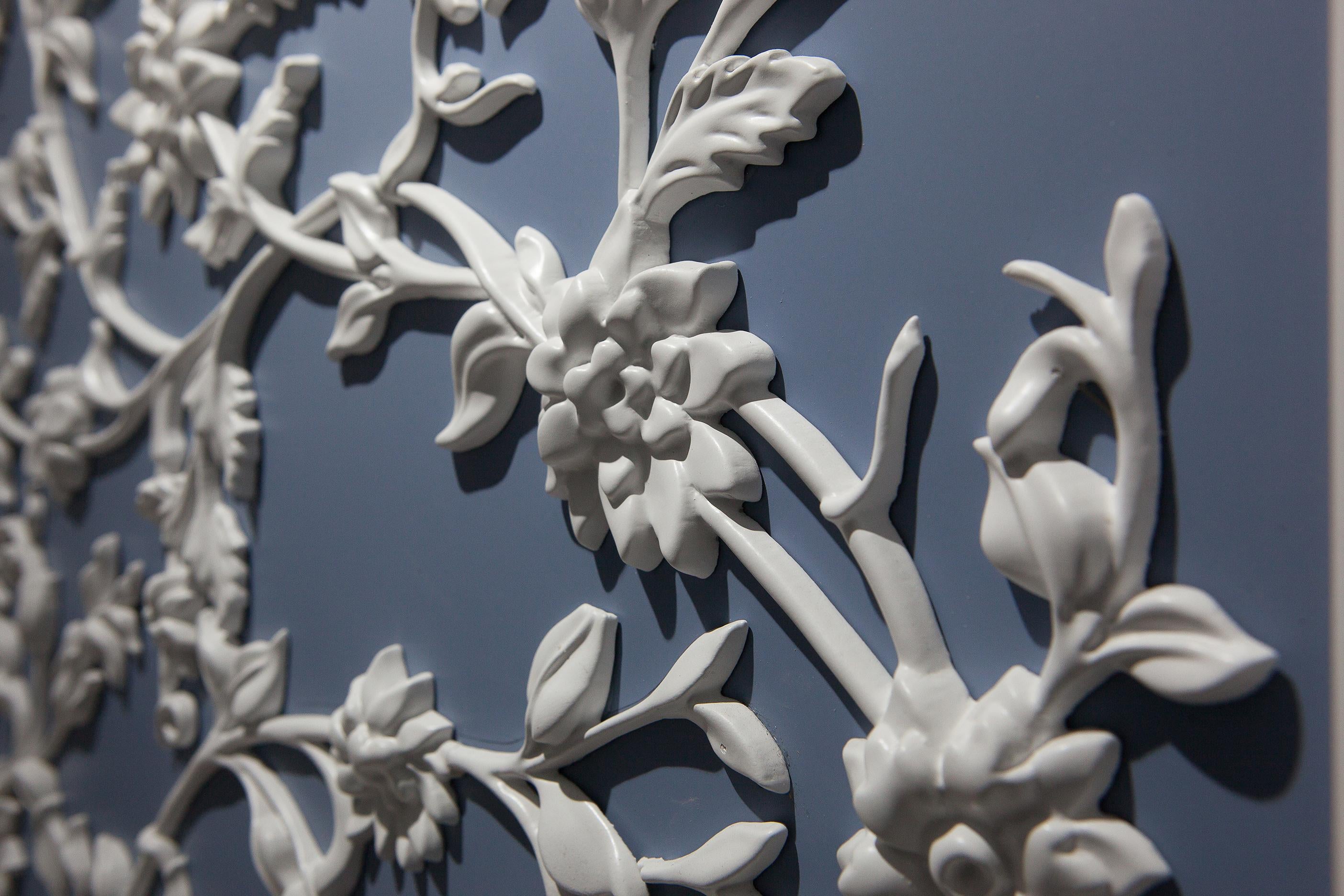 Panneau bleu en bois massif avec éléments floraux sculptés, fait sur mesure Neuf - En vente à Hong Kong, HK
