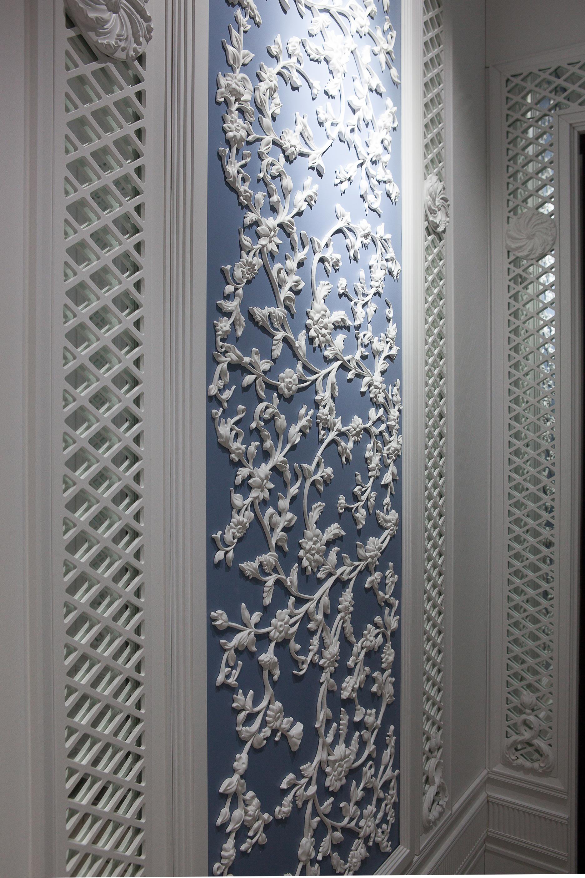 Panneau bleu en bois massif avec éléments floraux sculptés, fait sur mesure en vente 1
