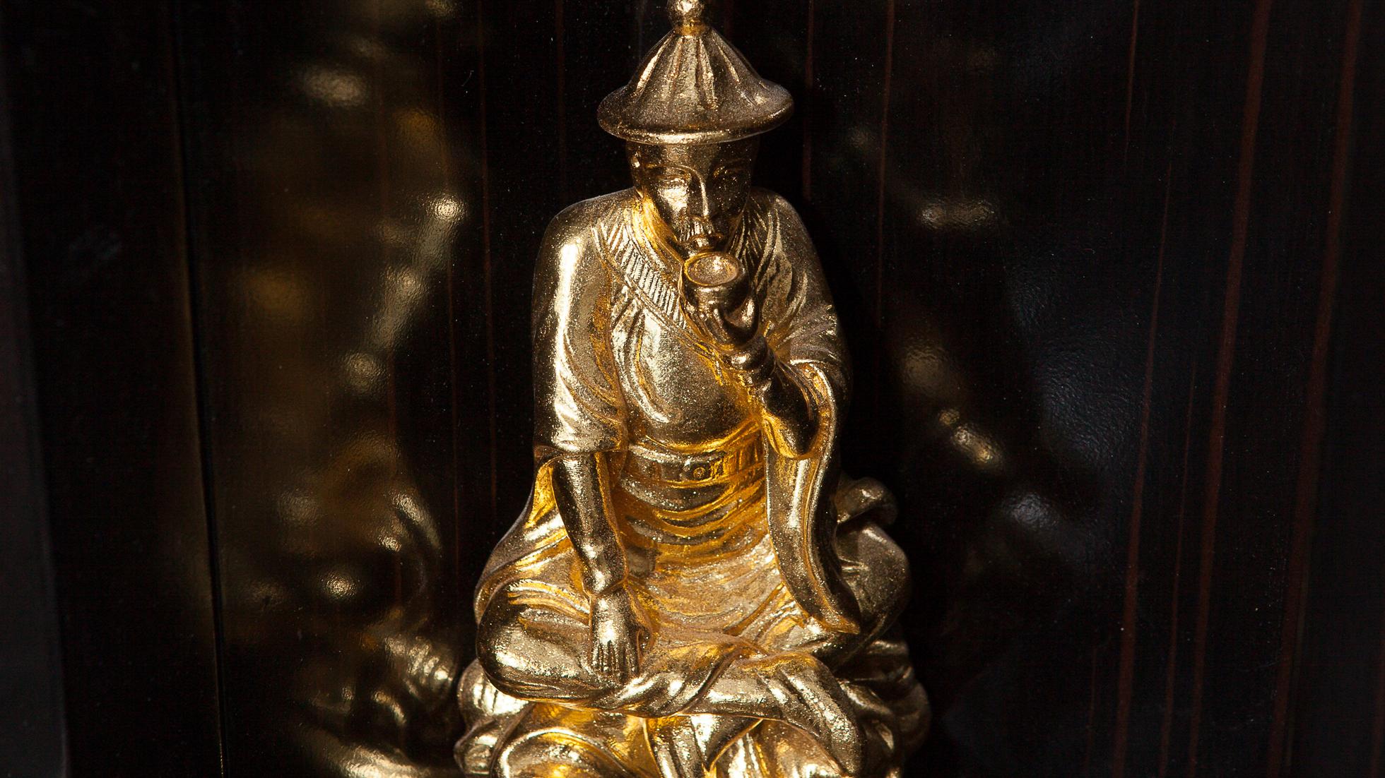 Armario de estilo Chinoiserie Madera de ébano, mosaico perlado, elementos chapados en oro en venta 1