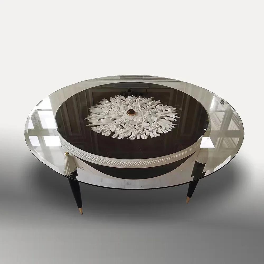 Table basse  Bois d'ébène avec sculpture blanche, néoclassique
Dessus en verre
Voici la table basse Model-136 SP-10/1 de notre collection Art Furniture. Il a été conçu de manière expressive pour la Collection S. Alexander. Cette pièce étonnante