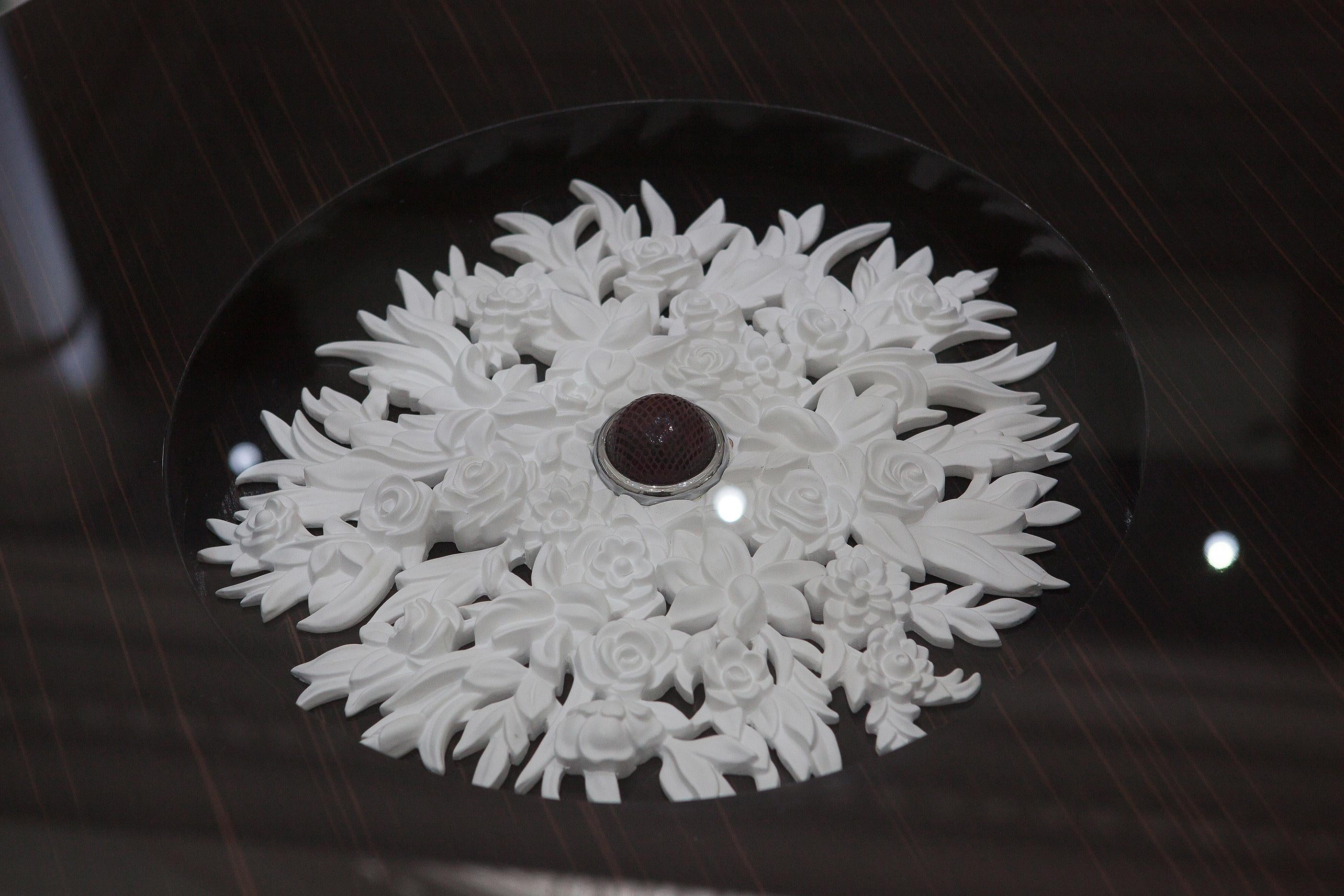 Hong Kong Table basse  Bois d'ébène avec sculpture blanche, néoclassique en vente