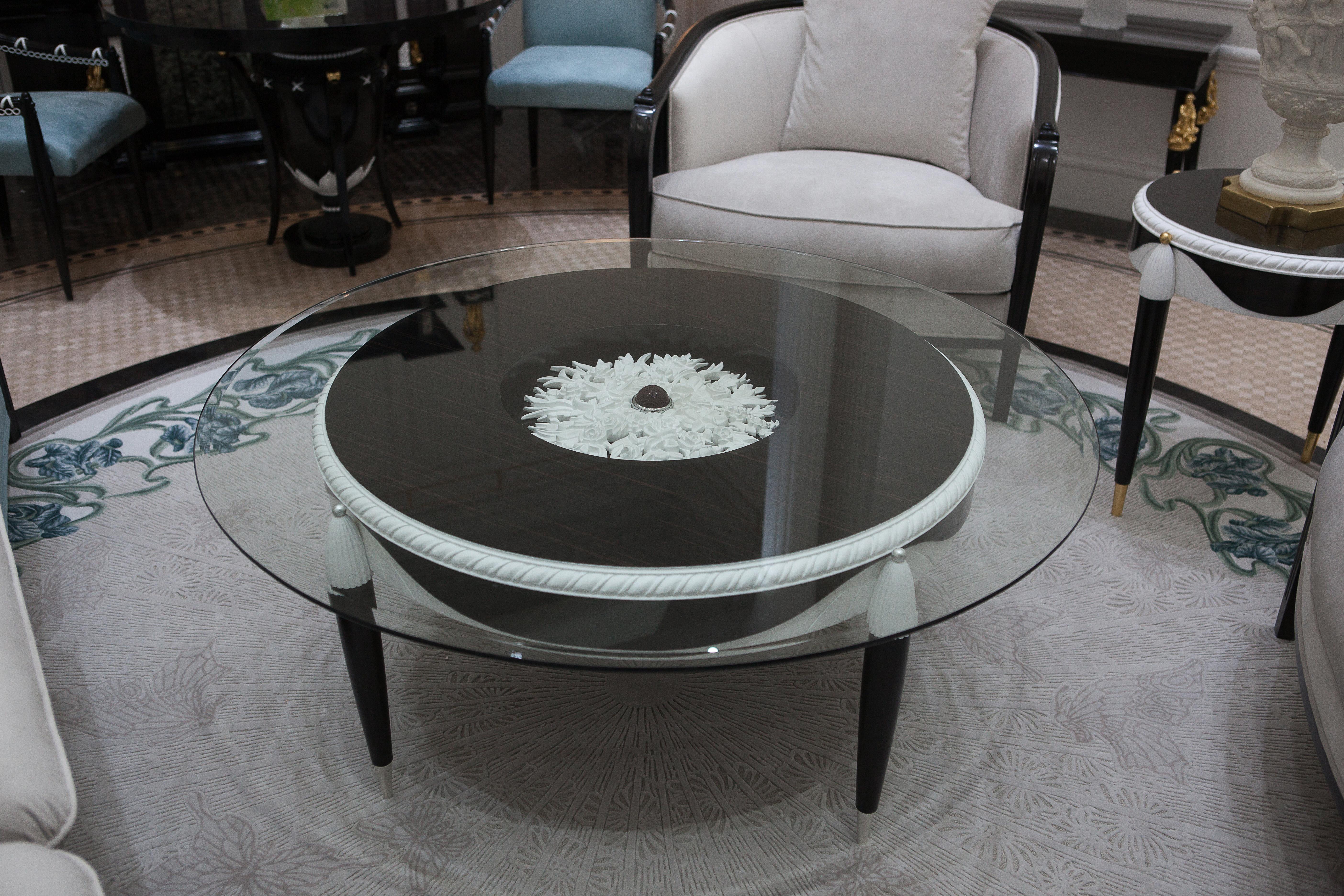 Table basse  Bois d'ébène avec sculpture blanche, néoclassique en vente 2