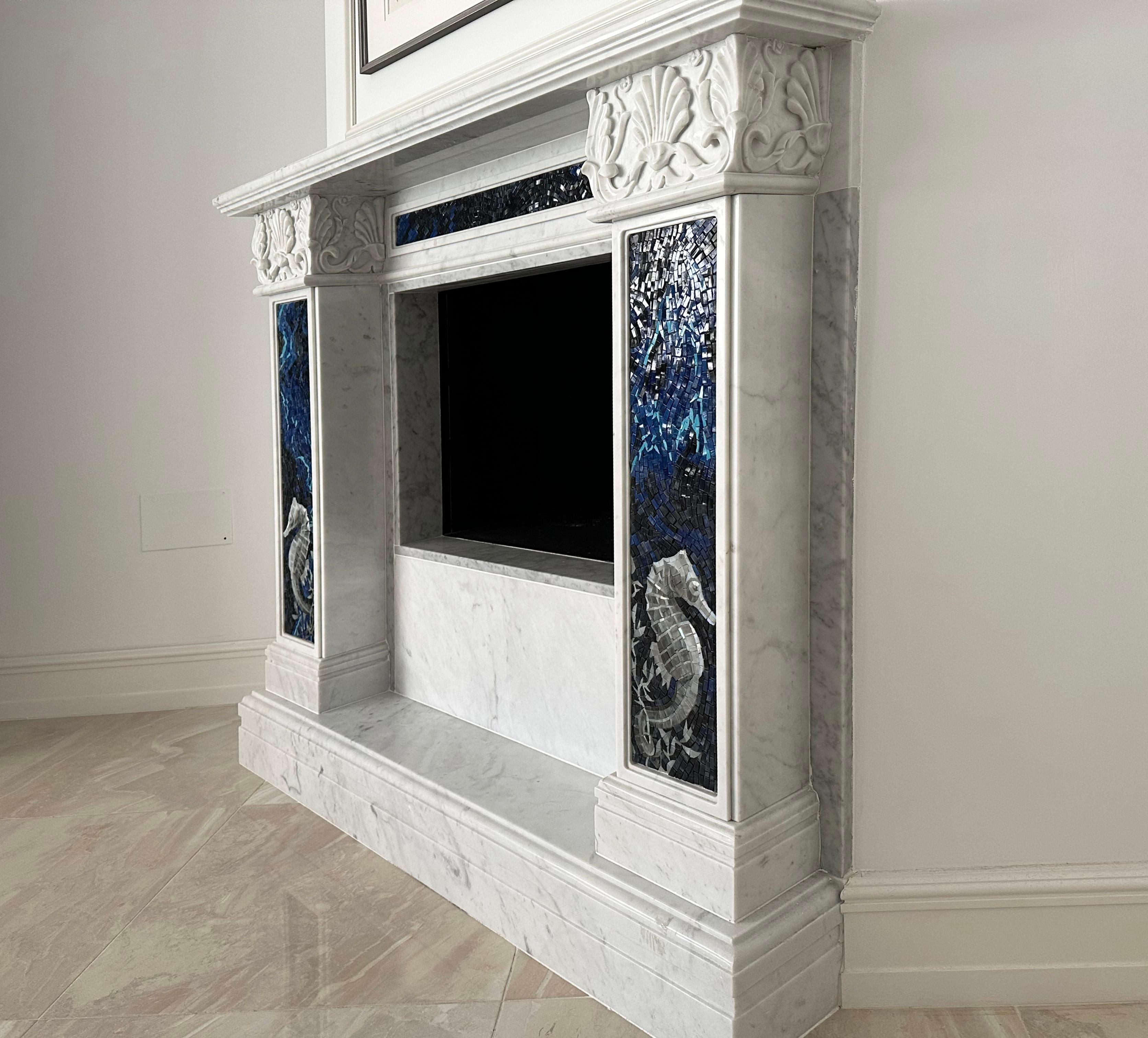 Sculpté à la main Cheminée en marbre blanc avec mosaïque murale en verre avec chevaux de mer en vente