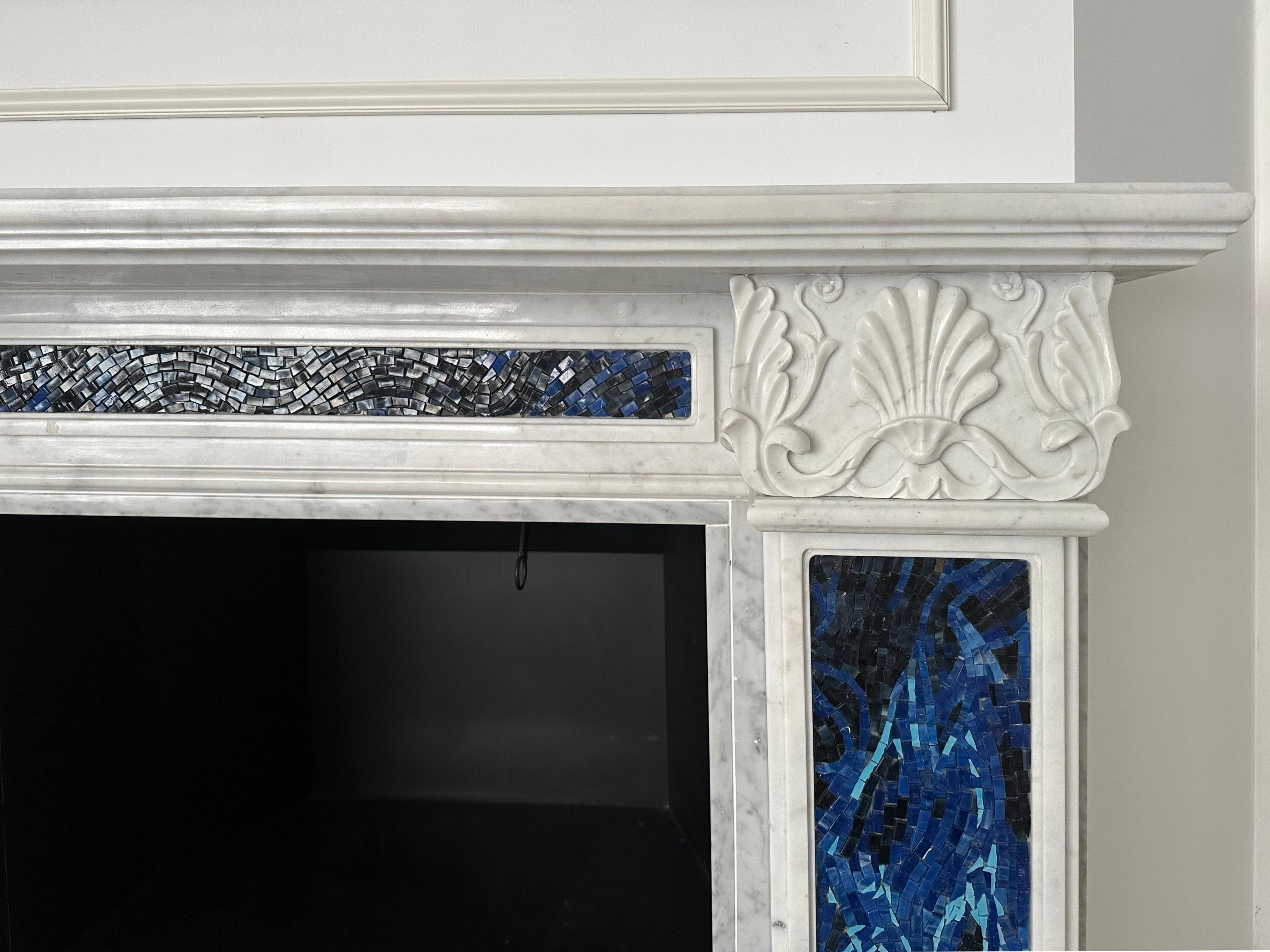 Cheminée en marbre blanc avec mosaïque murale en verre avec chevaux de mer Neuf - En vente à Hong Kong, HK