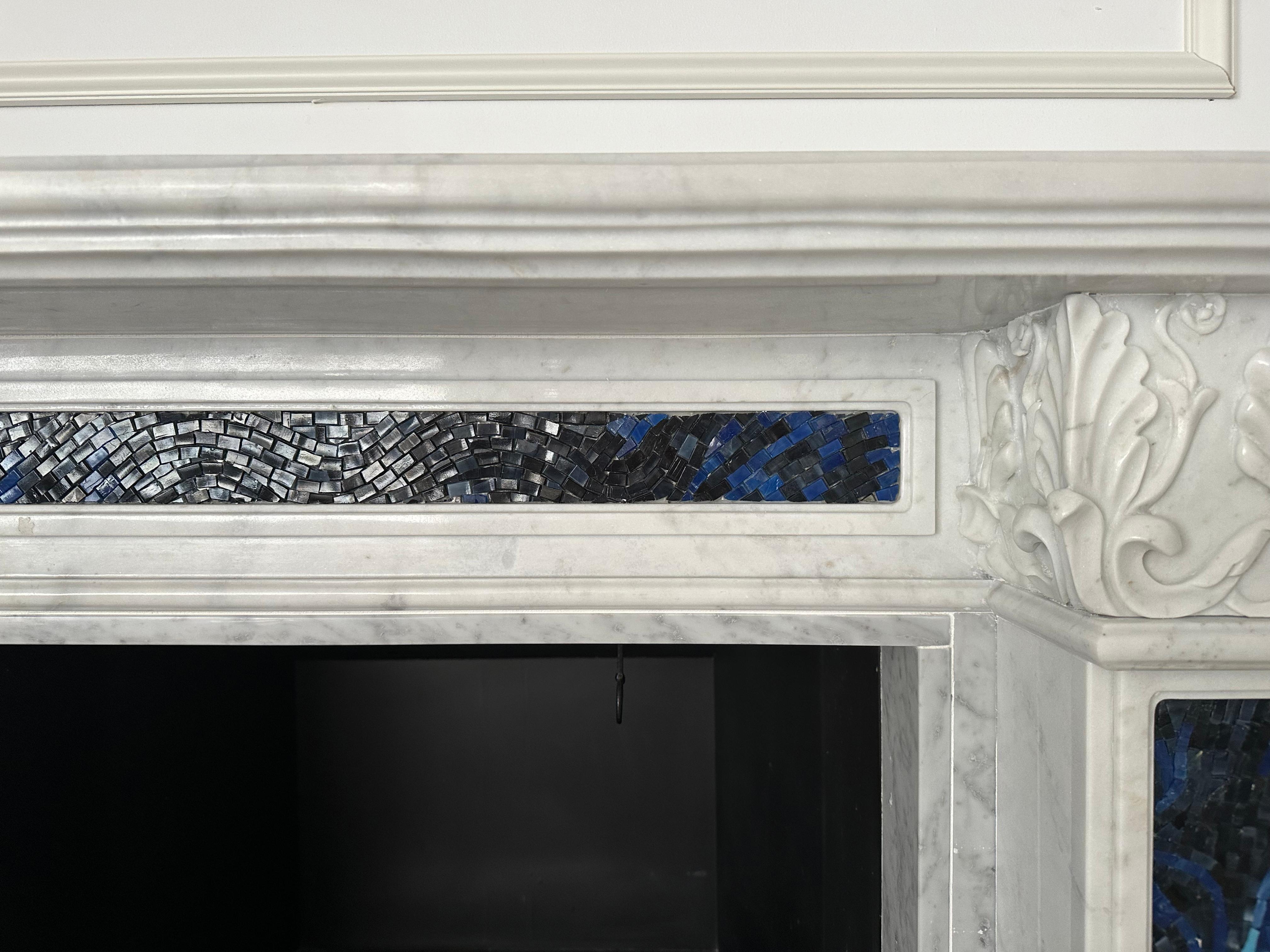 XXIe siècle et contemporain Cheminée en marbre blanc avec mosaïque murale en verre avec chevaux de mer en vente