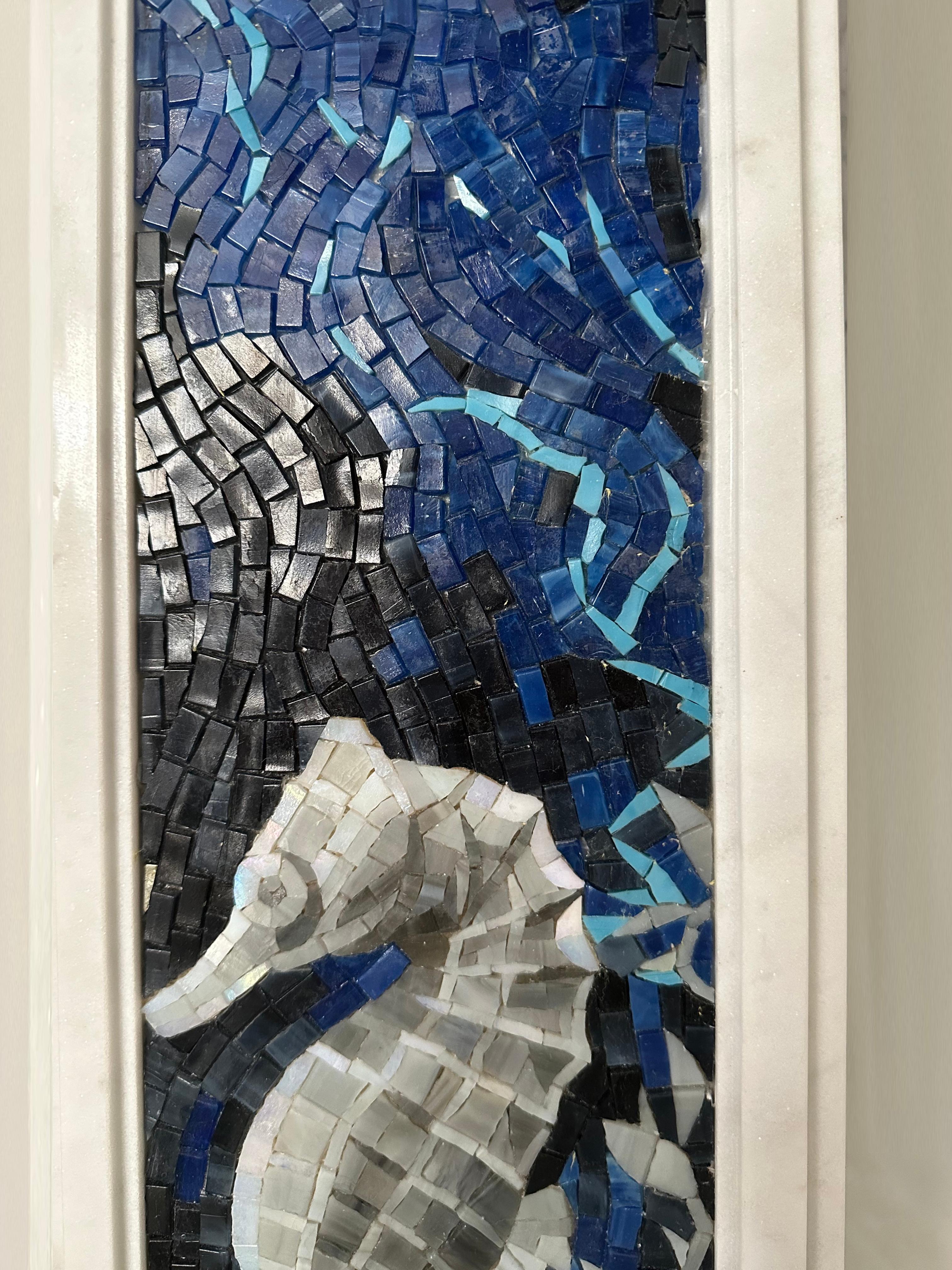 Verre taillé Cheminée en marbre blanc avec mosaïque murale en verre avec chevaux de mer en vente