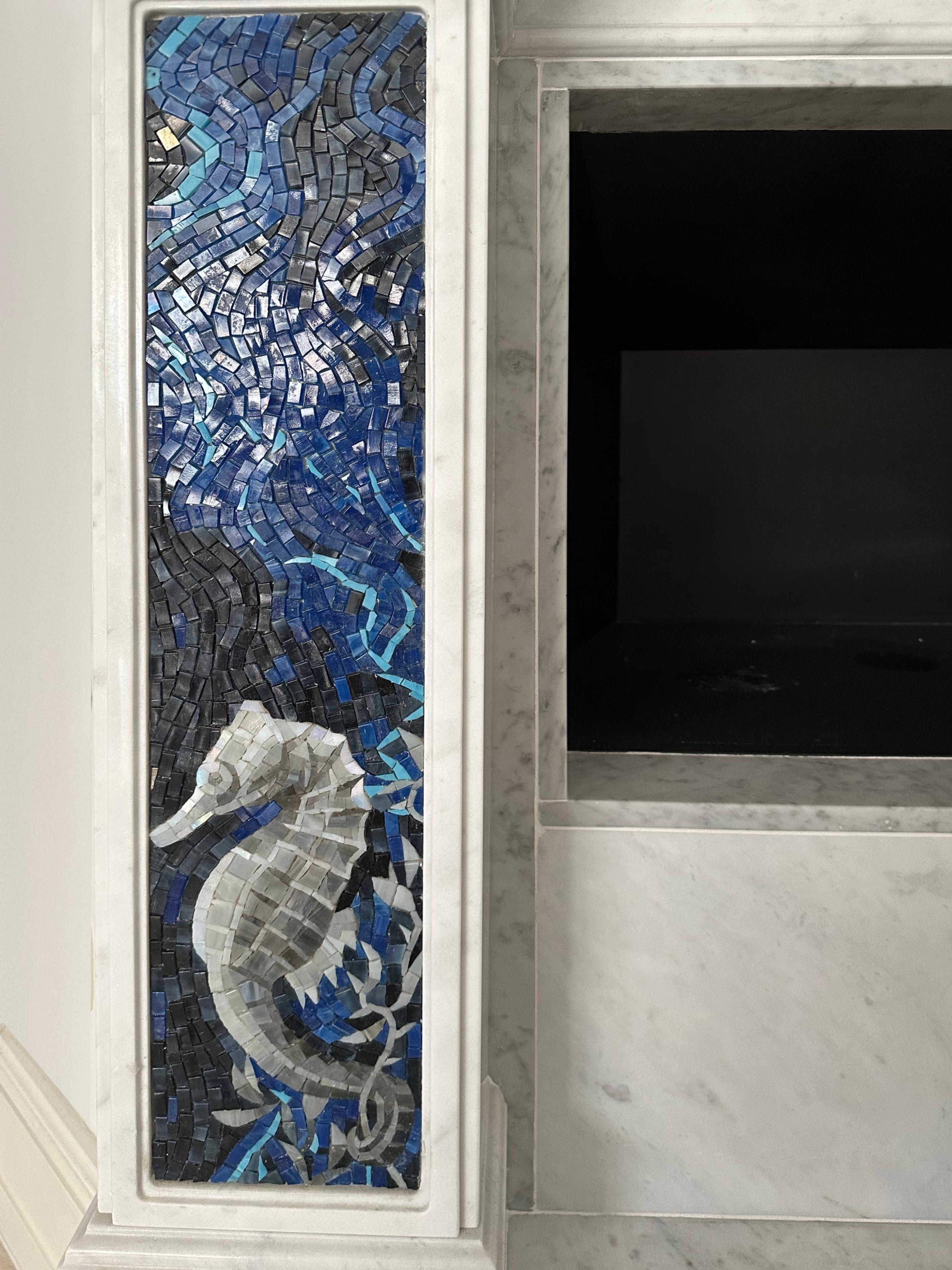 Cheminée en marbre blanc avec mosaïque murale en verre avec chevaux de mer en vente 1