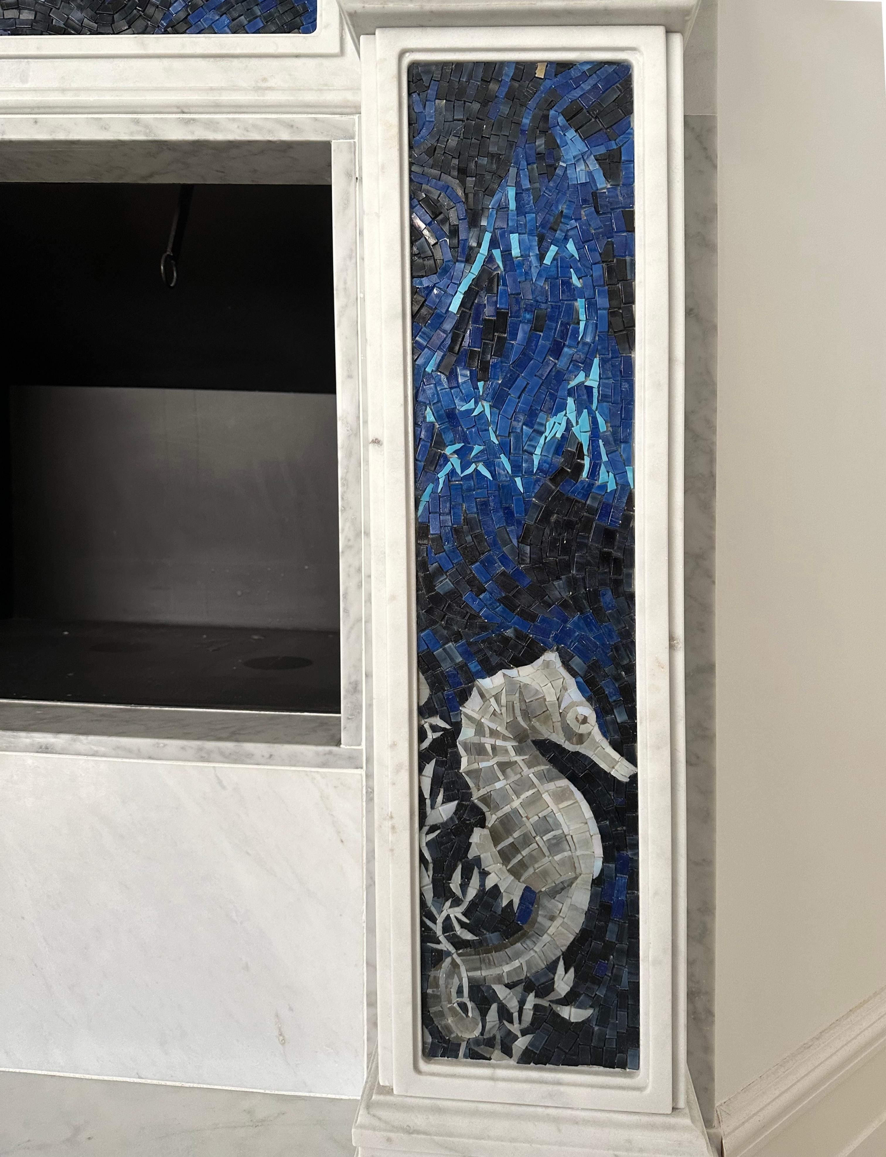 Cheminée en marbre blanc avec mosaïque murale en verre avec chevaux de mer en vente 2