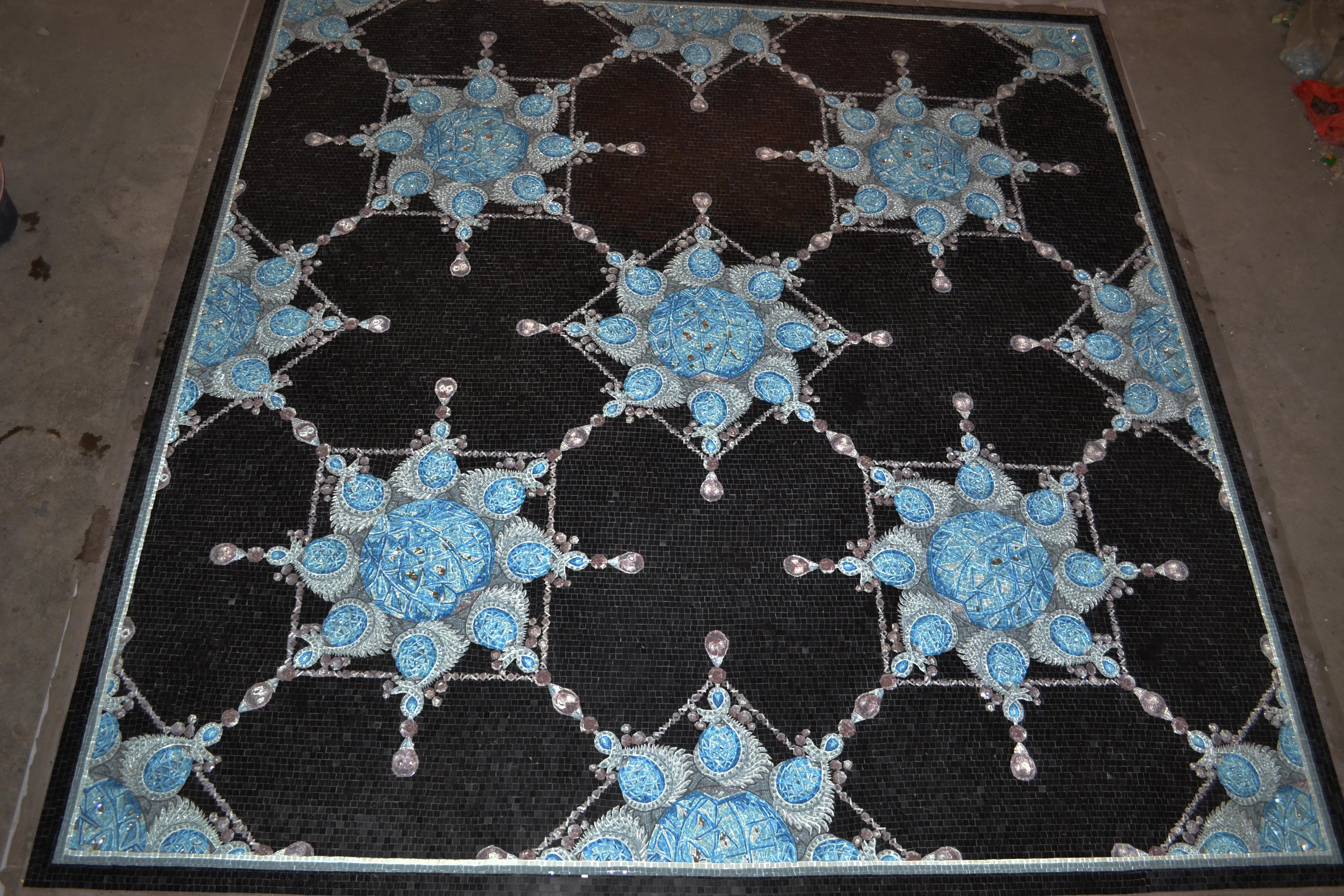Mosaïque murale en marbre et verre avec motif de bijoux 

La légendaire Alexander's Collectional, une marque qui s'est d'abord fait connaître sur les marchés asiatiques, fait aujourd'hui un pas décisif vers le marché américain, qui reste le plus