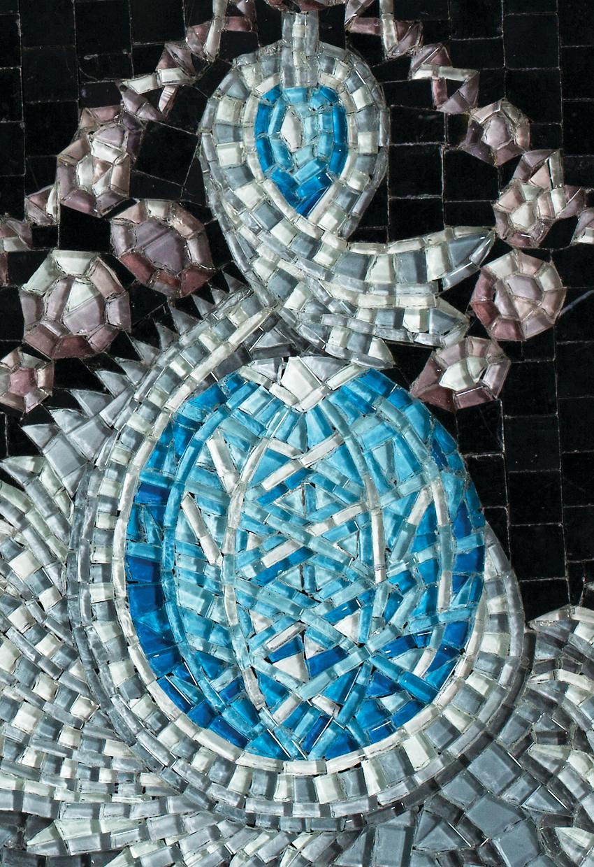 Chinois Mosaïque murale en marbre et verre avec motif de bijoux en vente