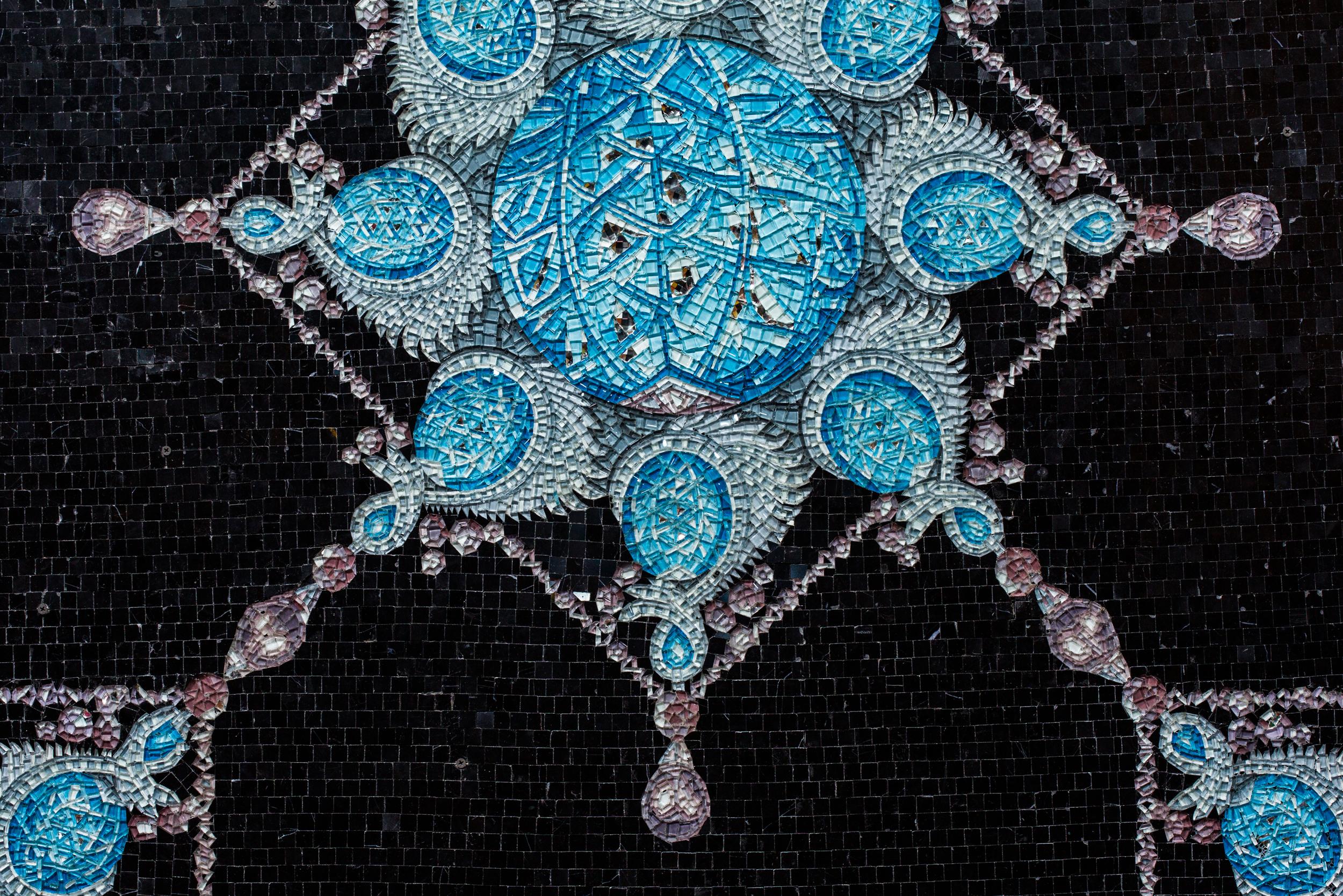 Mosaïque murale en marbre et verre avec motif de bijoux Neuf - En vente à Hong Kong, HK
