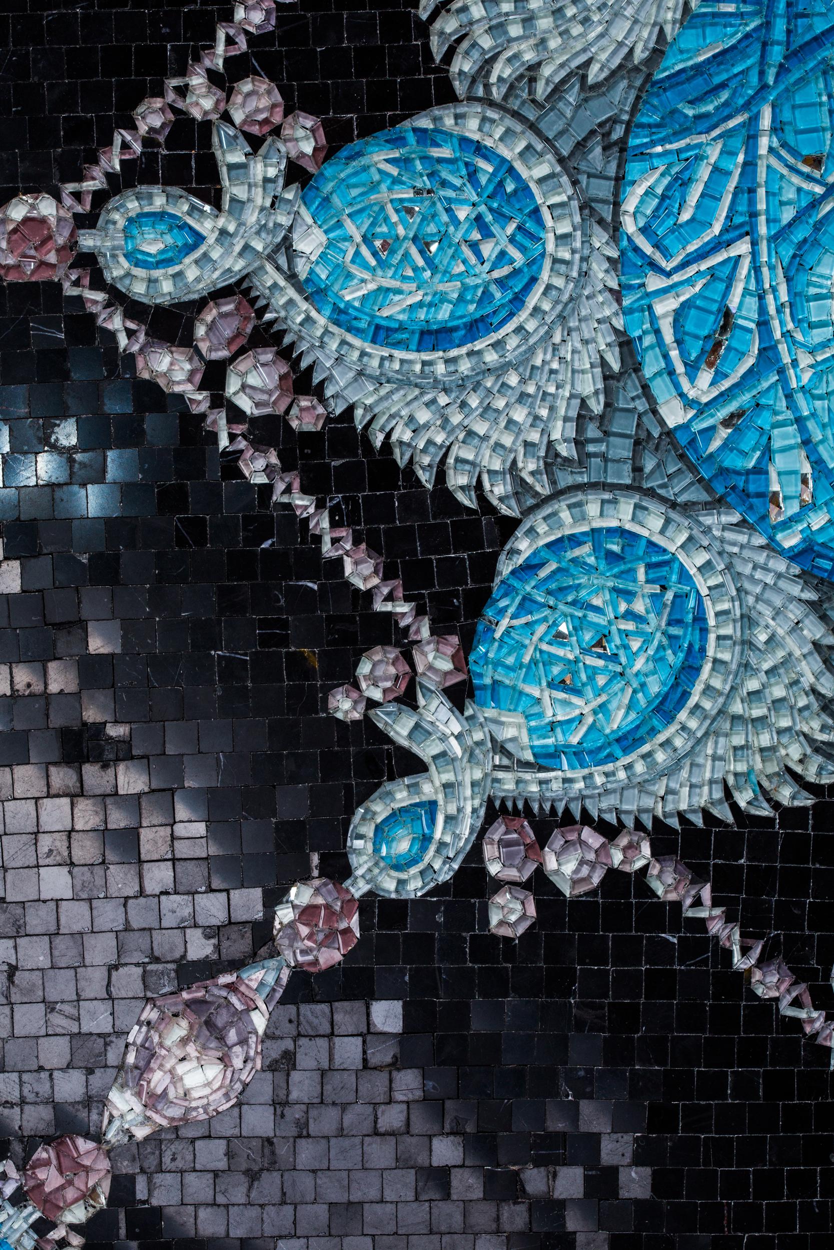 XXIe siècle et contemporain Mosaïque murale en marbre et verre avec motif de bijoux en vente