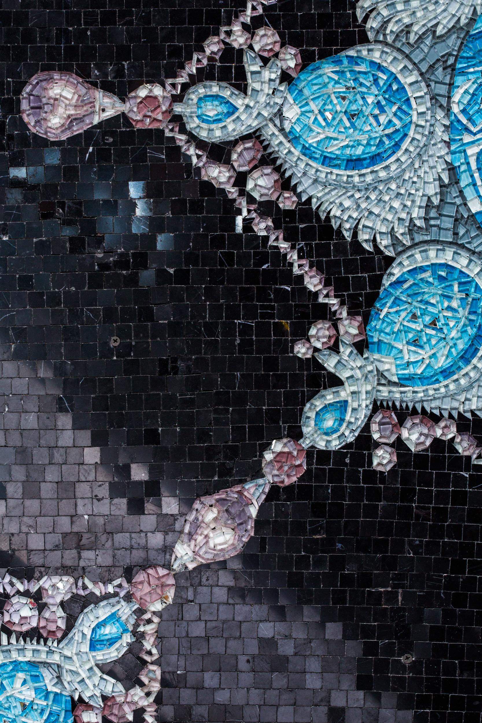 Verre d'art Mosaïque murale en marbre et verre avec motif de bijoux en vente