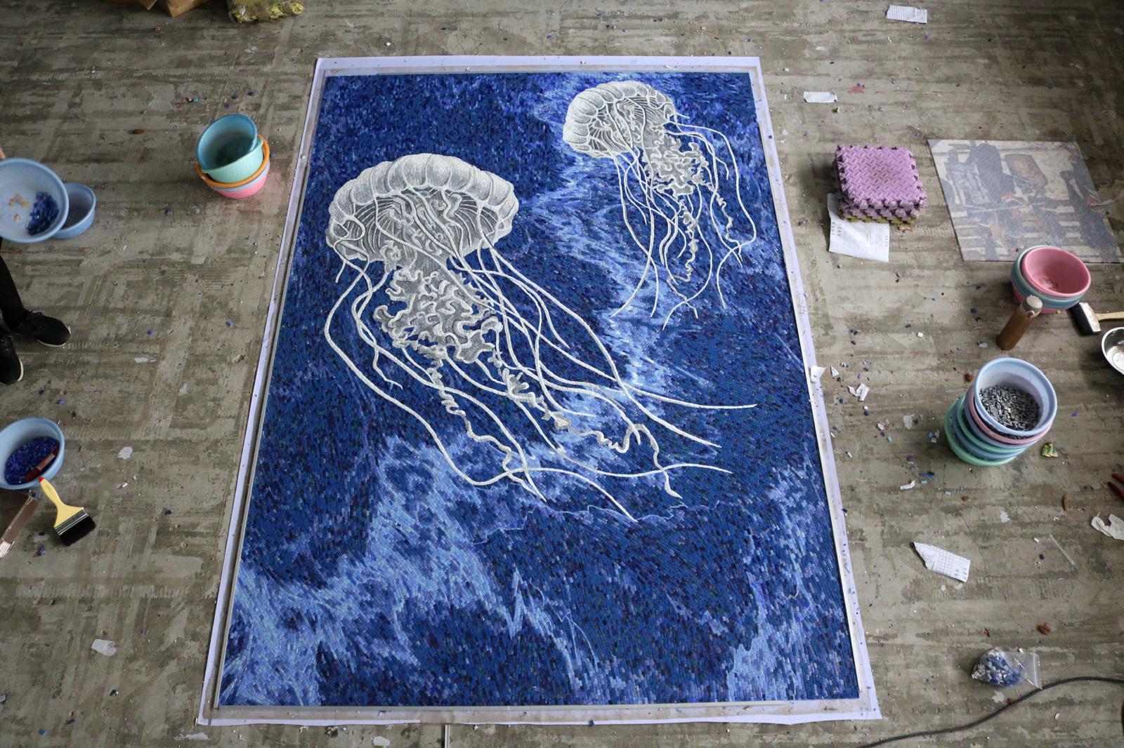 Murales blu in marmo e vetro con disegno di pesciolini di gelatina in vendita 2