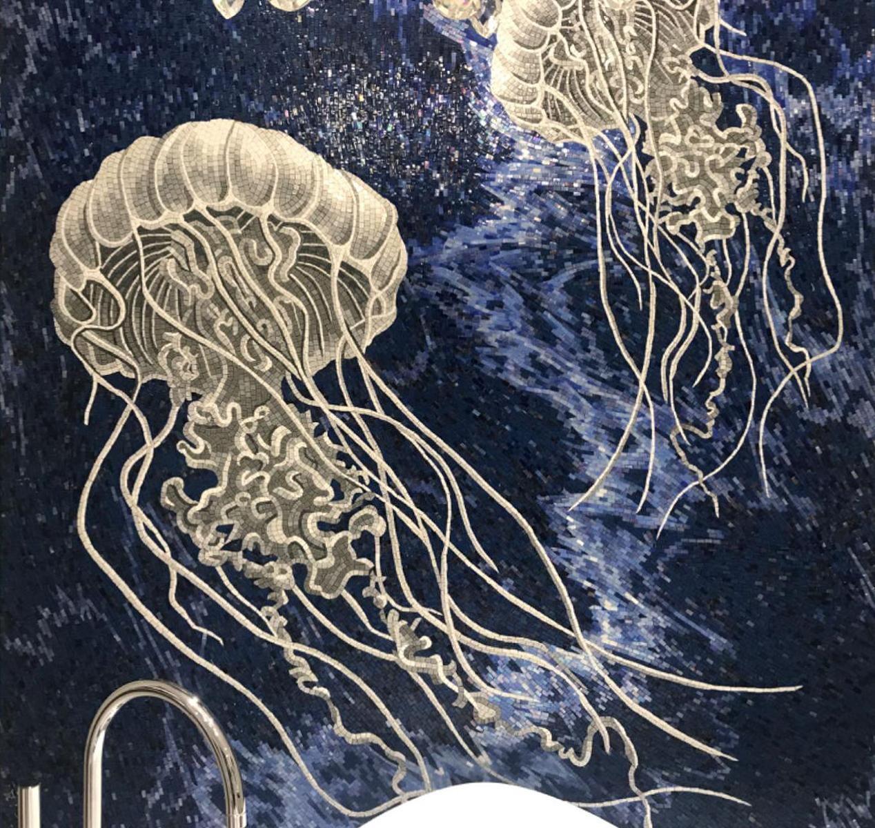Murales blu in marmo e vetro con disegno di pesciolini di gelatina

La leggendaria Collection'S di Alexander, un marchio che inizialmente si è fatto conoscere nei mercati asiatici, sta ora facendo un passo avanti verso il mercato americano, ancora