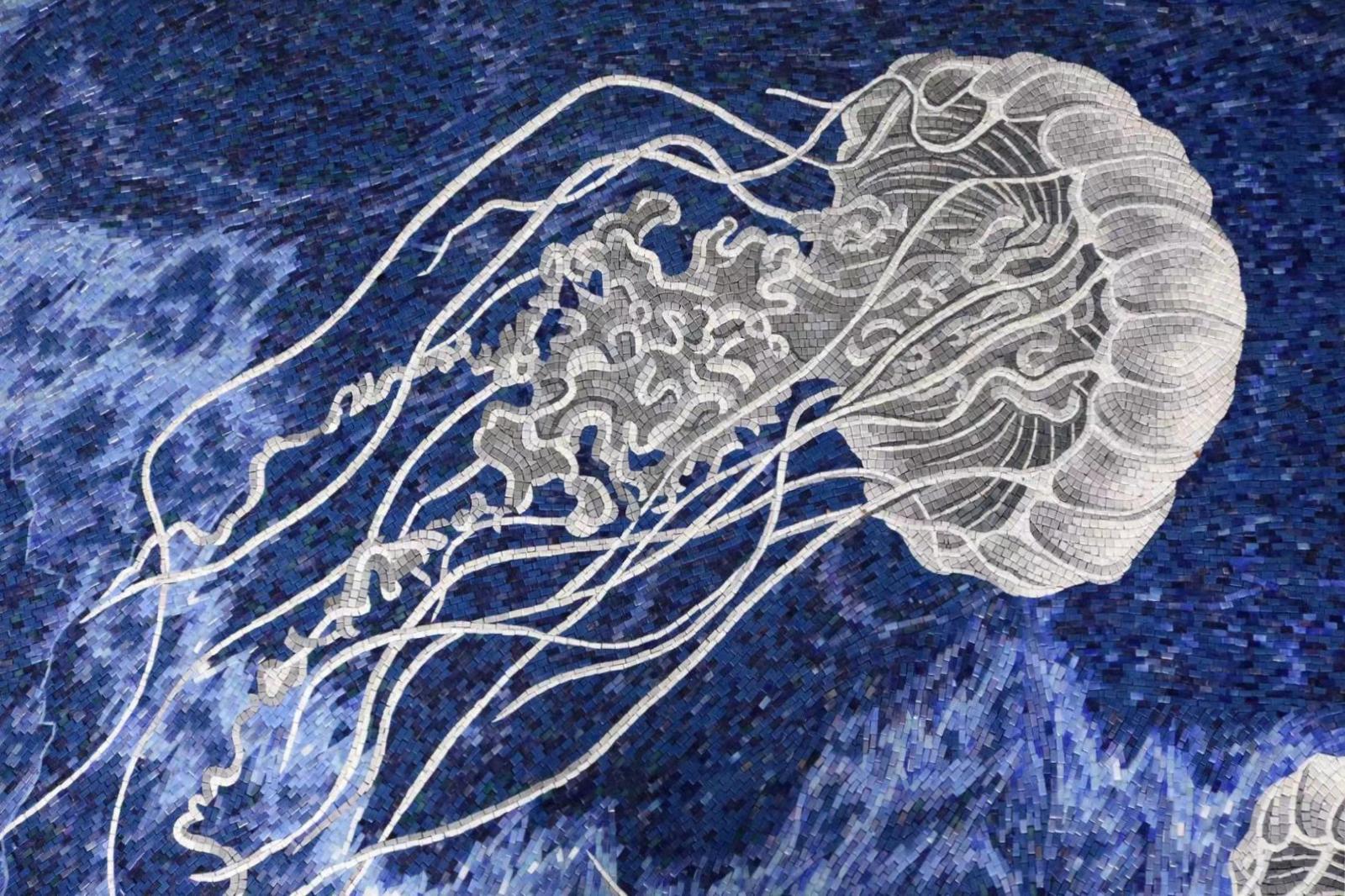 Fatto a mano Murales blu in marmo e vetro con disegno di pesciolini di gelatina in vendita