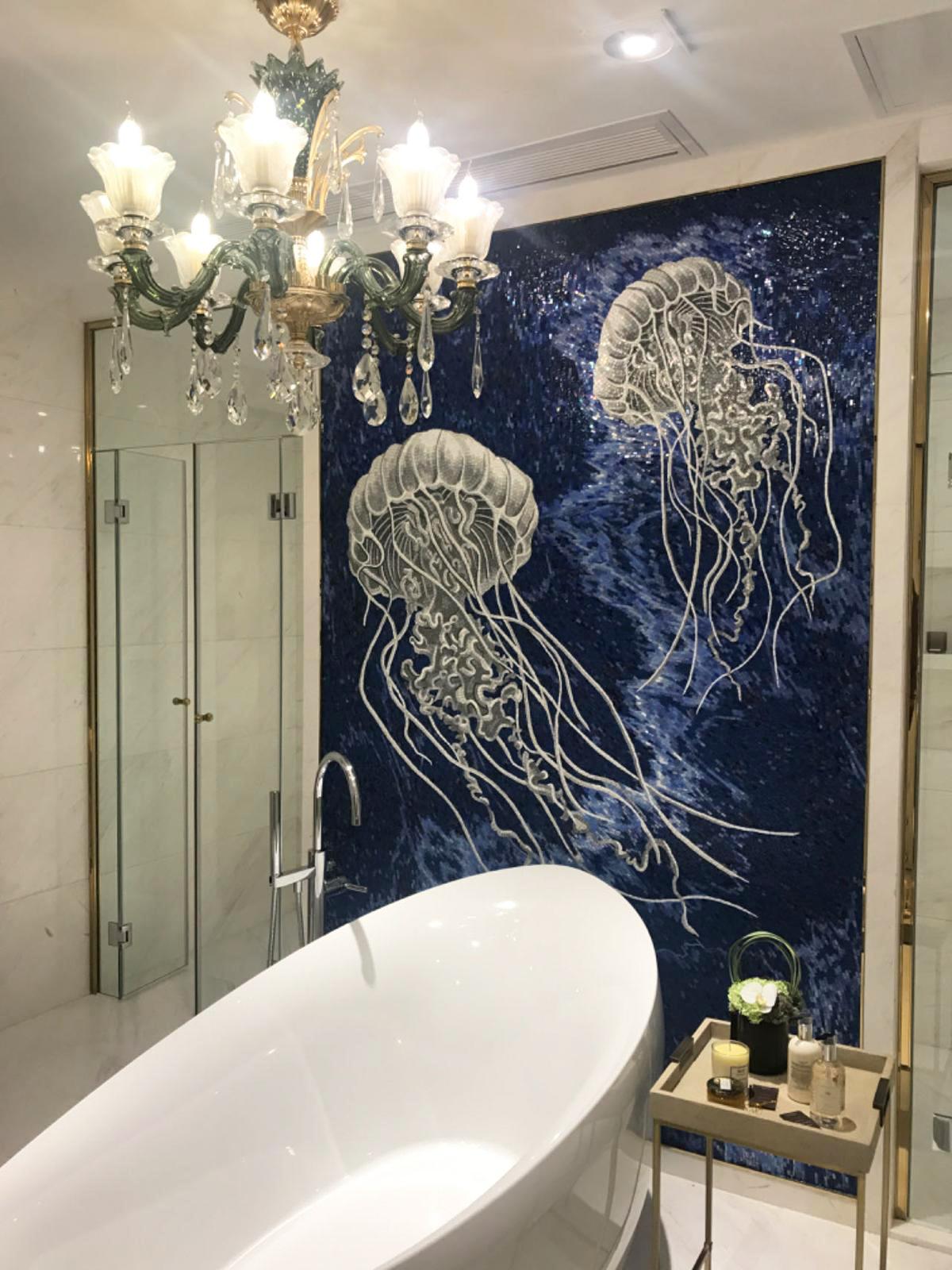 Murales blu in marmo e vetro con disegno di pesciolini di gelatina In condizioni Nuovo in vendita a Hong Kong, HK