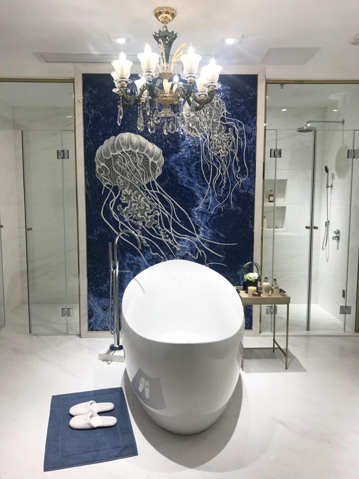 XXI secolo e contemporaneo Murales blu in marmo e vetro con disegno di pesciolini di gelatina in vendita