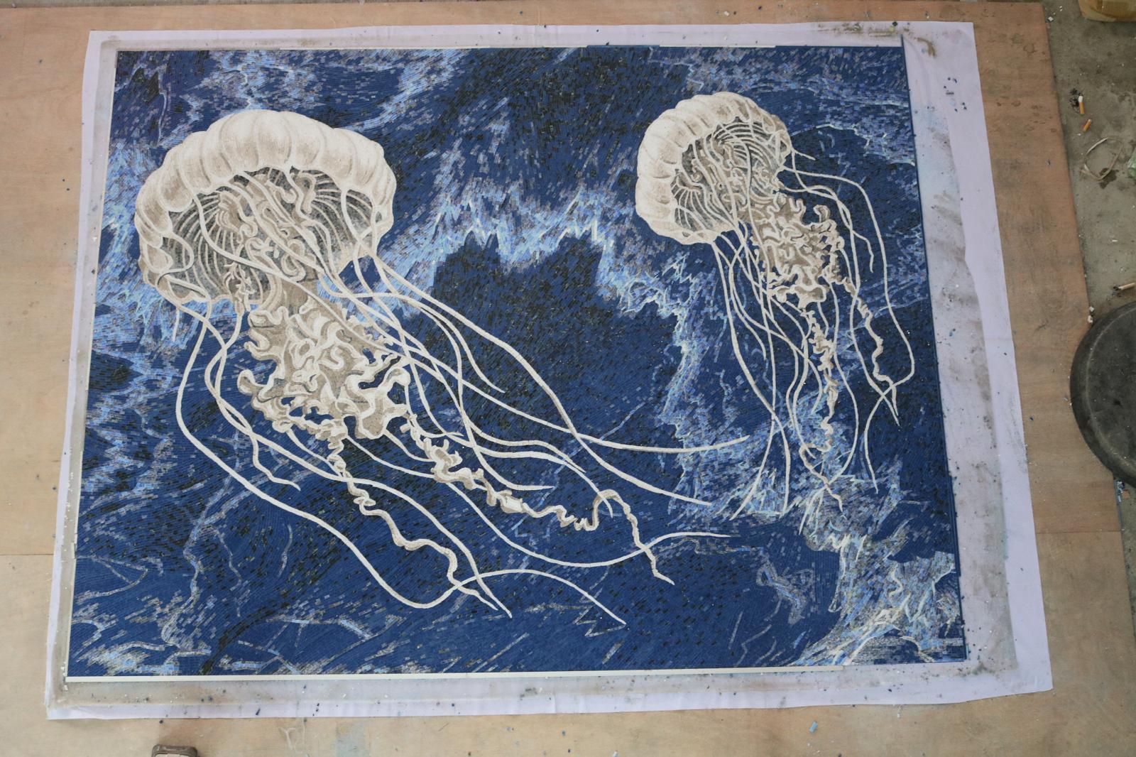Vetro artistico Murales blu in marmo e vetro con disegno di pesciolini di gelatina in vendita