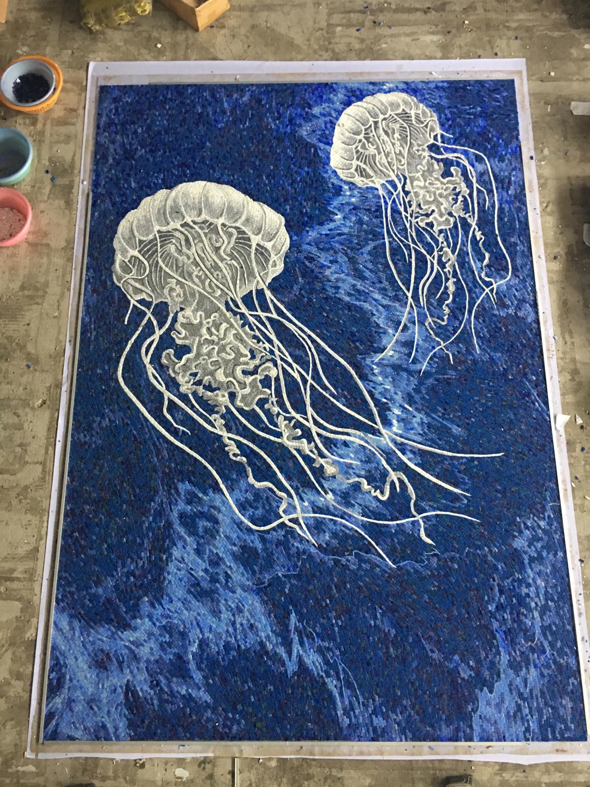 Murales blu in marmo e vetro con disegno di pesciolini di gelatina in vendita 1