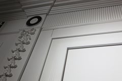 Panneau en bois massif en finition blanche avec éléments sculptés, fabriqué sur mesure