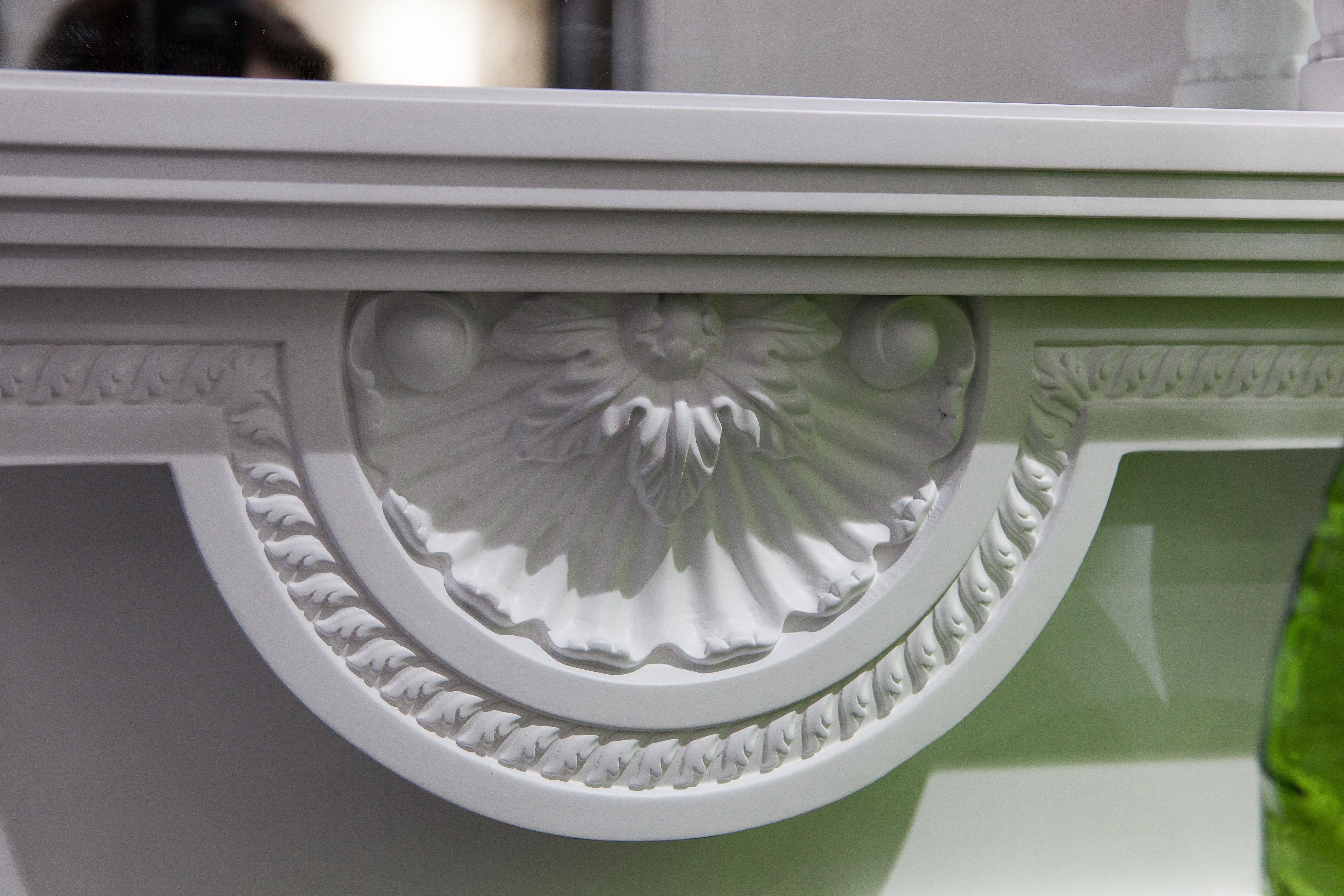Specchio da parete bianco in legno massiccio intagliato, neoclassico in vendita 3