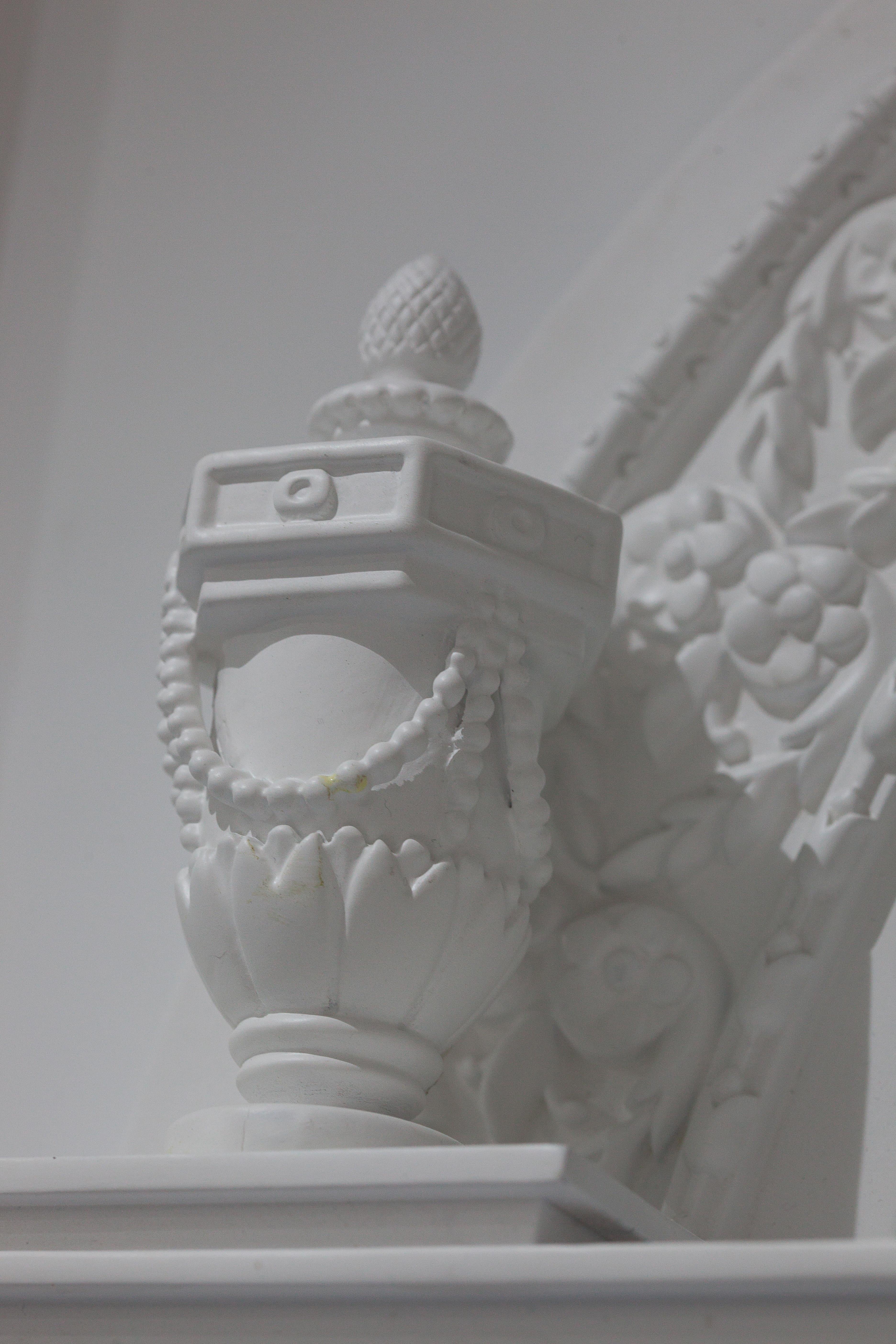 Specchio da parete bianco in legno massiccio intagliato, neoclassico in vendita 4