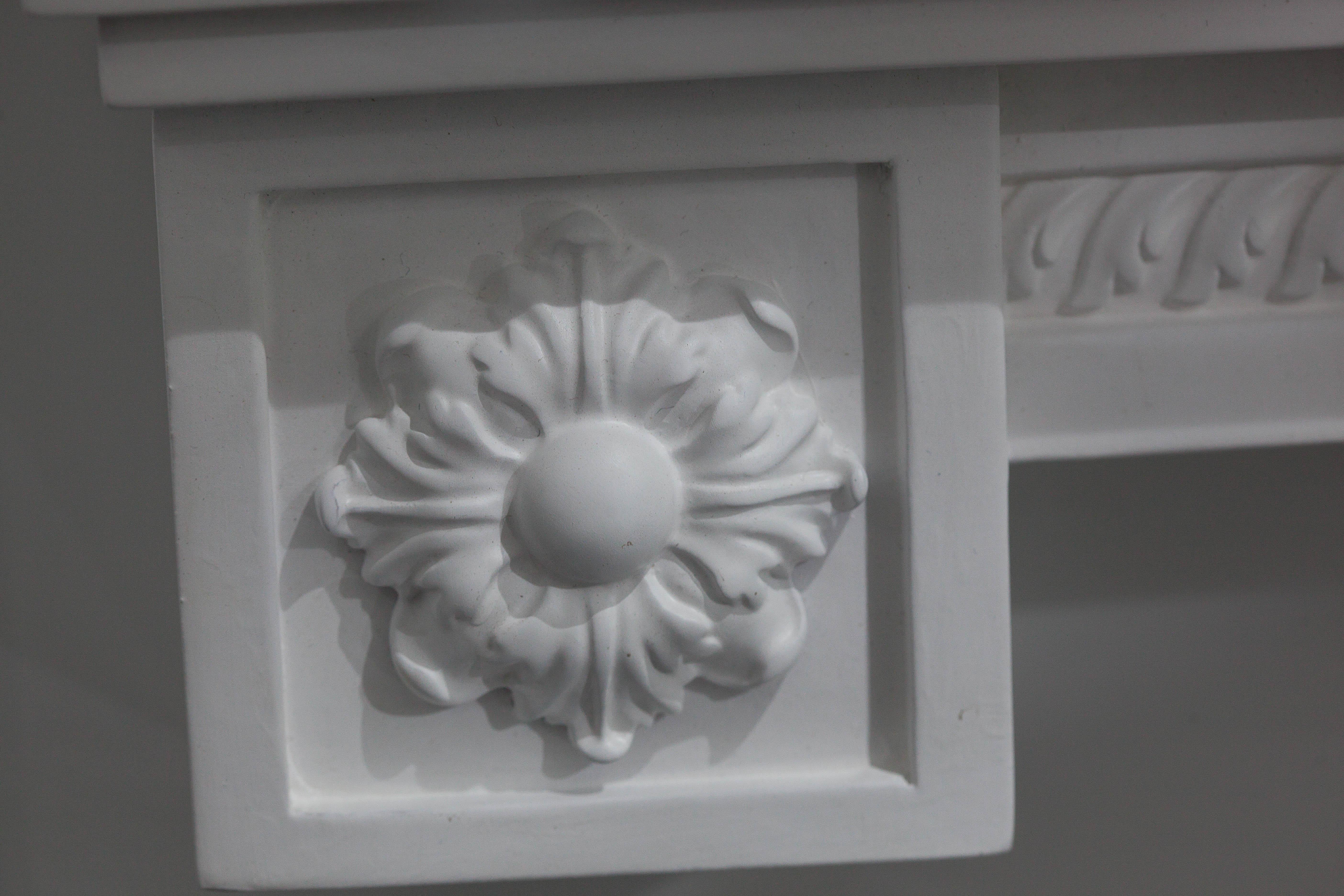 Specchio da parete bianco in legno massiccio intagliato, neoclassico in vendita 5