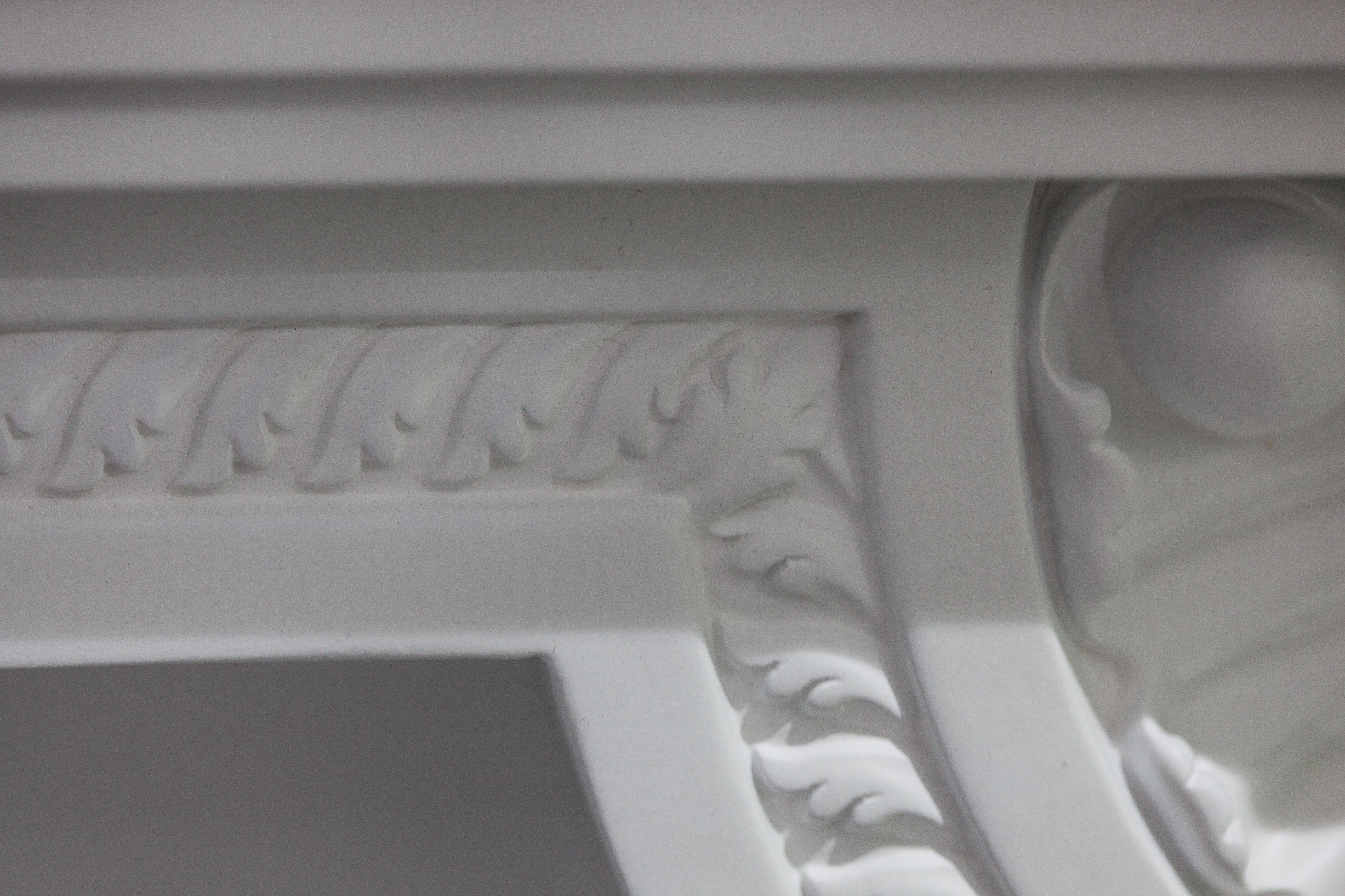 Specchio da parete bianco in legno massiccio intagliato, neoclassico in vendita 6