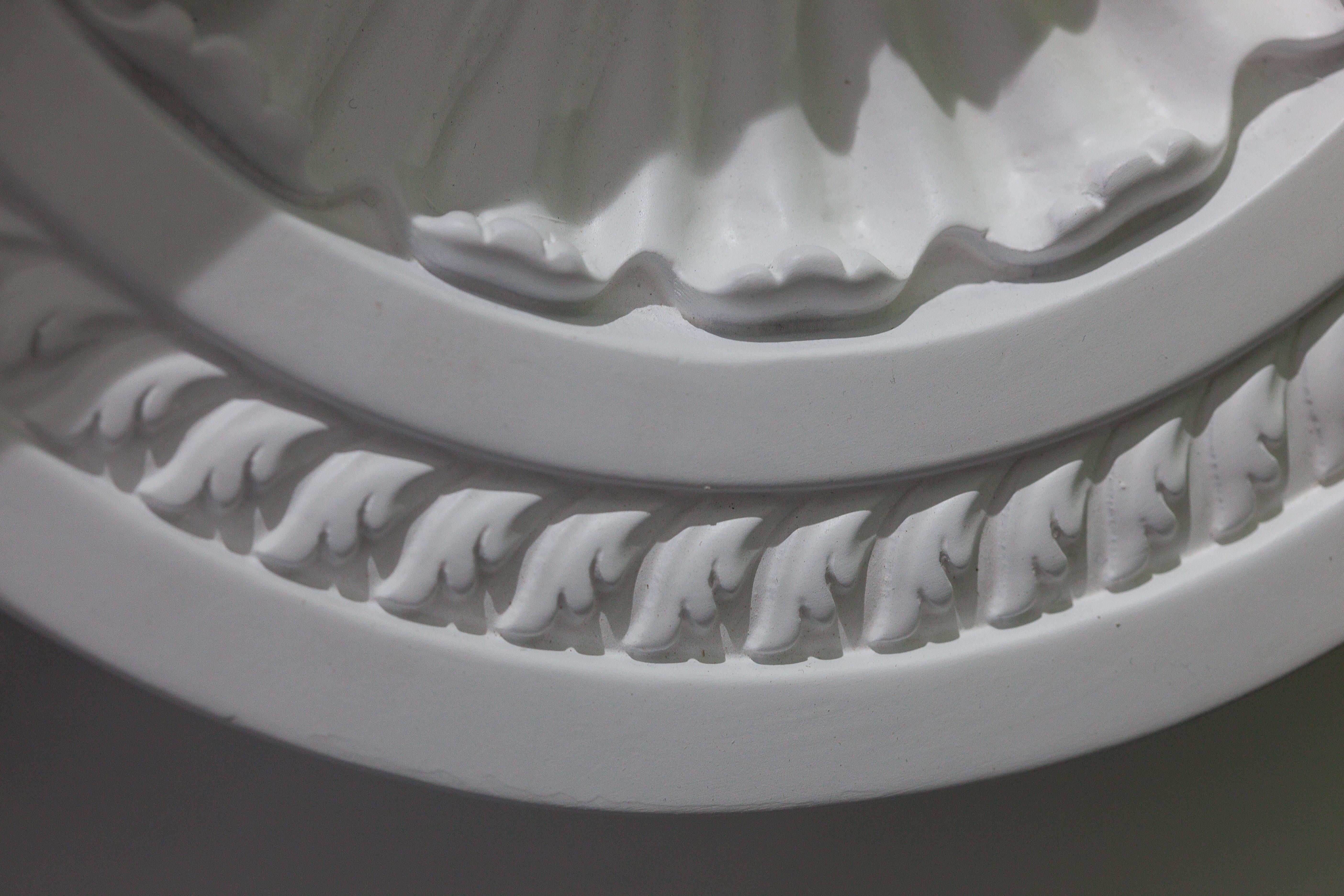 Specchio da parete bianco in legno massiccio intagliato, neoclassico in vendita 7