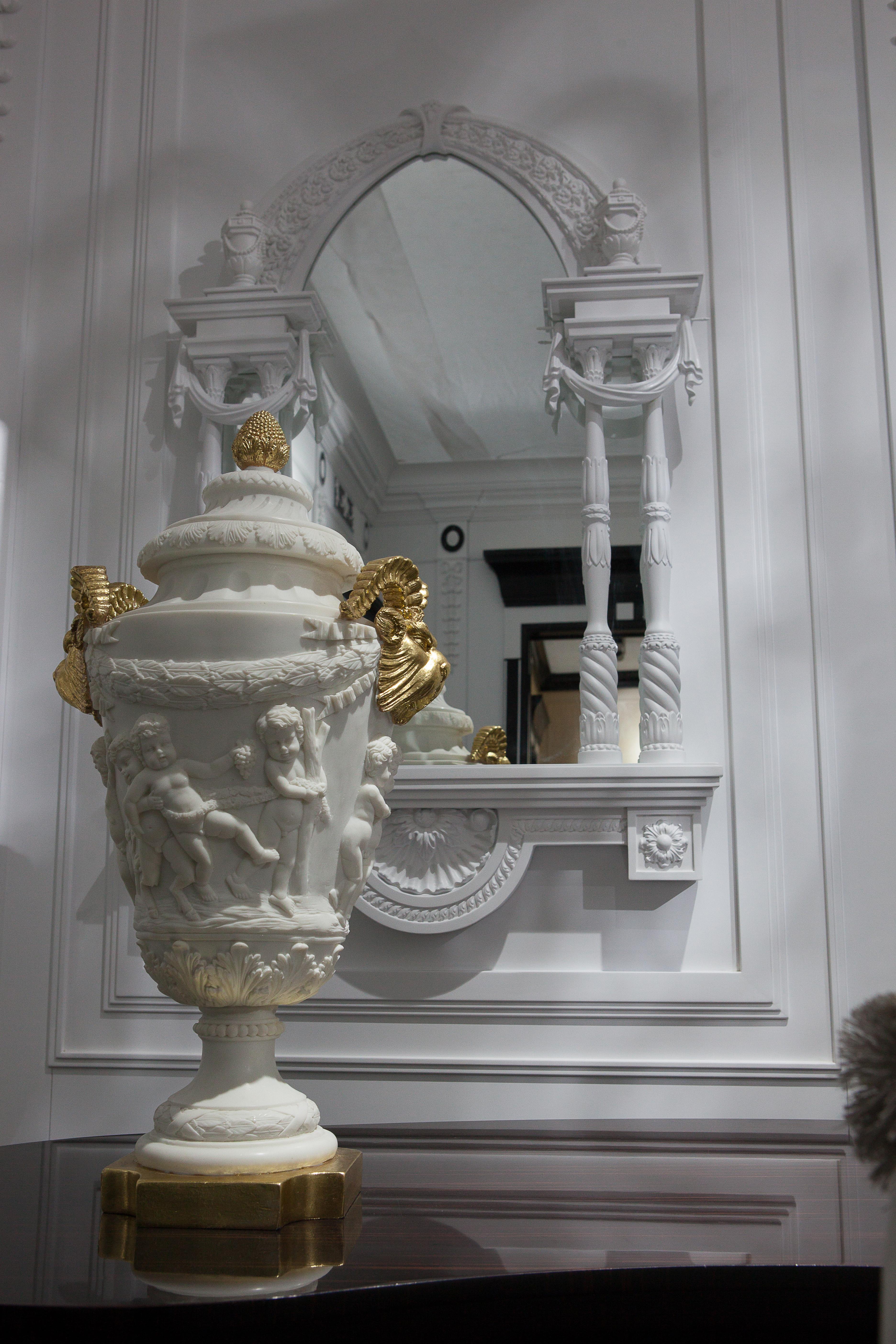 Specchio da parete bianco in legno massiccio intagliato, neoclassico
Ti presentiamo il nostro squisito tavolino, realizzato a mano con un ricco legno di ebano e rifinito con una splendida finitura opaca color bianco neve. Questo pezzo della