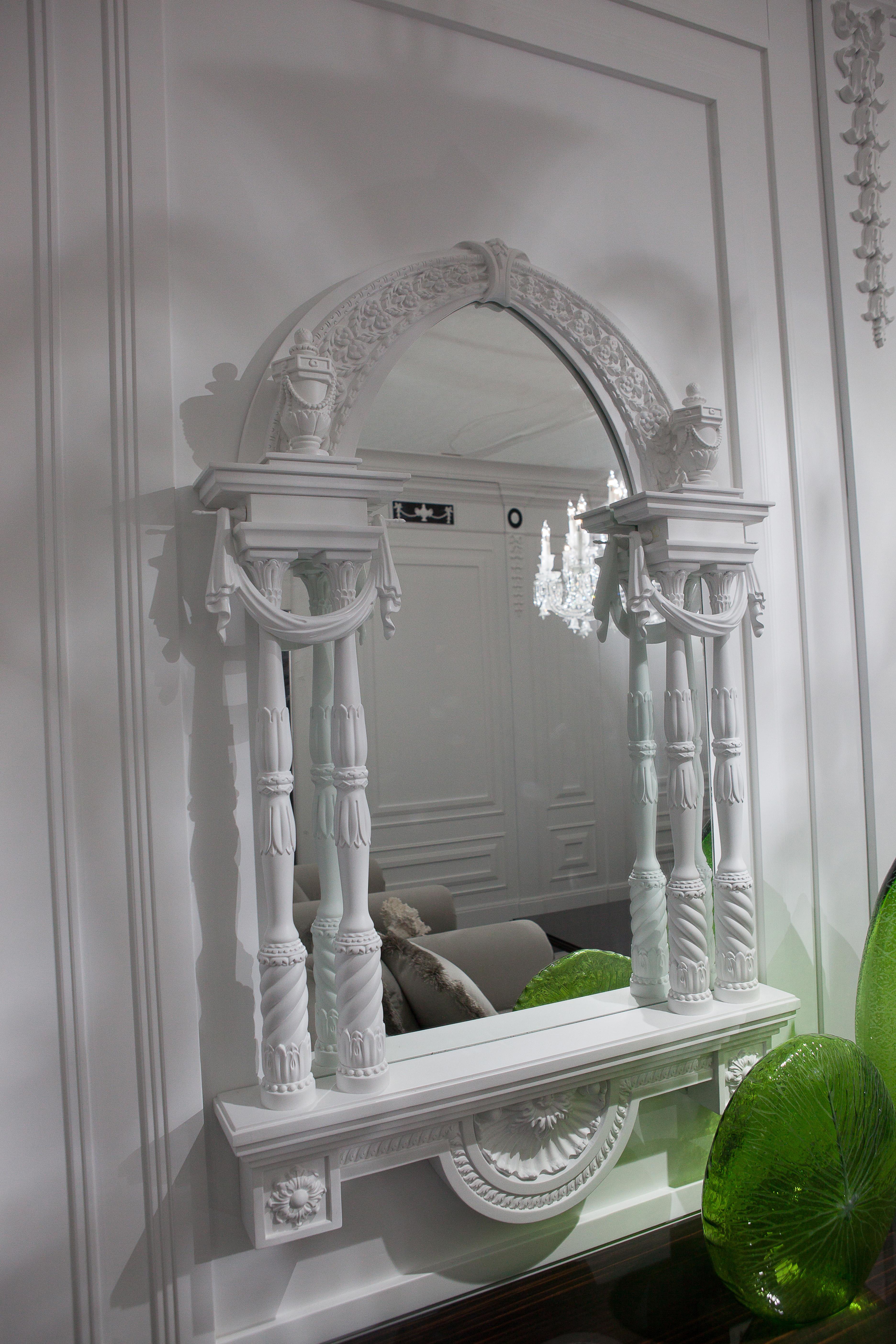 Neoclassico Specchio da parete bianco in legno massiccio intagliato, neoclassico in vendita