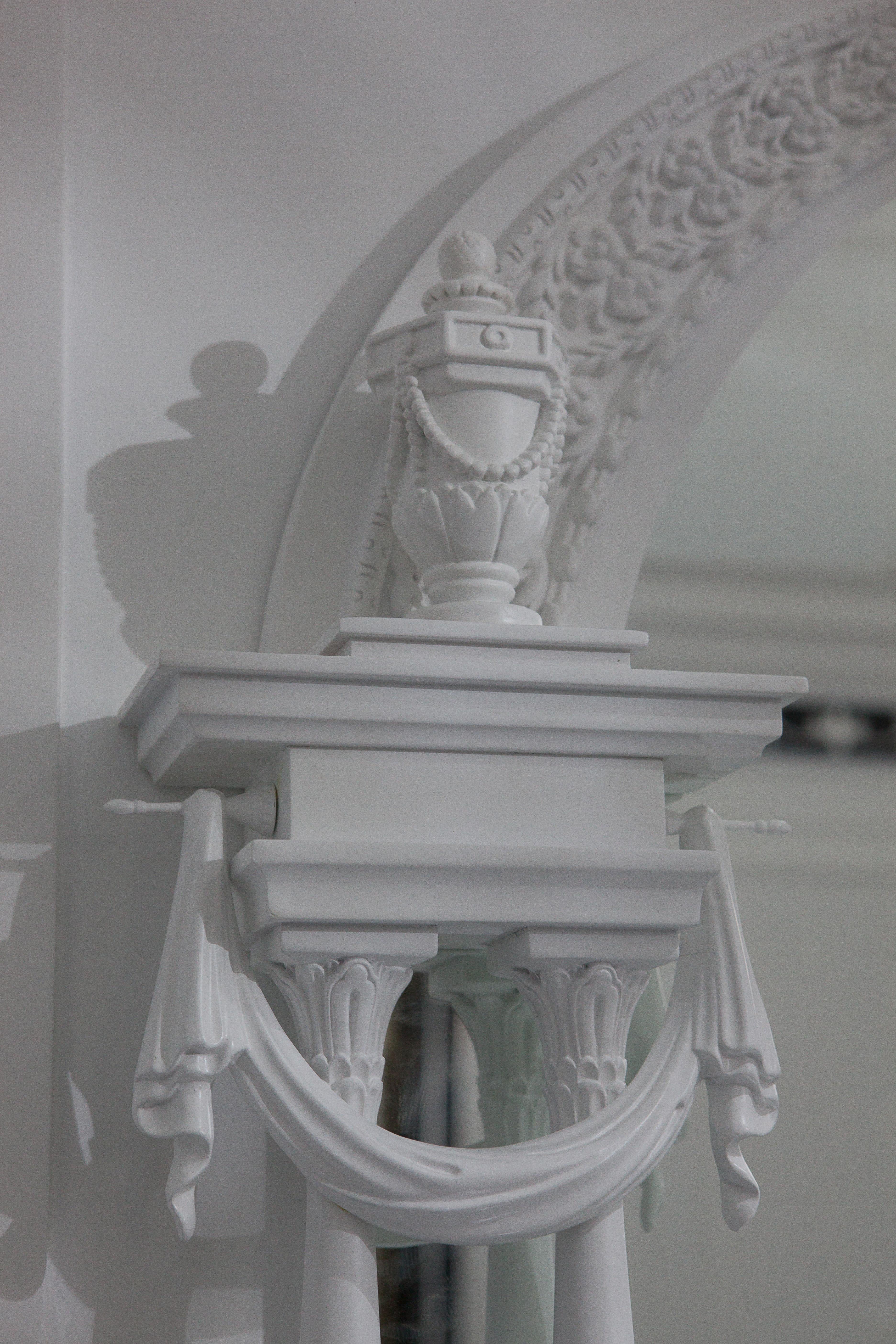 Cinese Specchio da parete bianco in legno massiccio intagliato, neoclassico in vendita