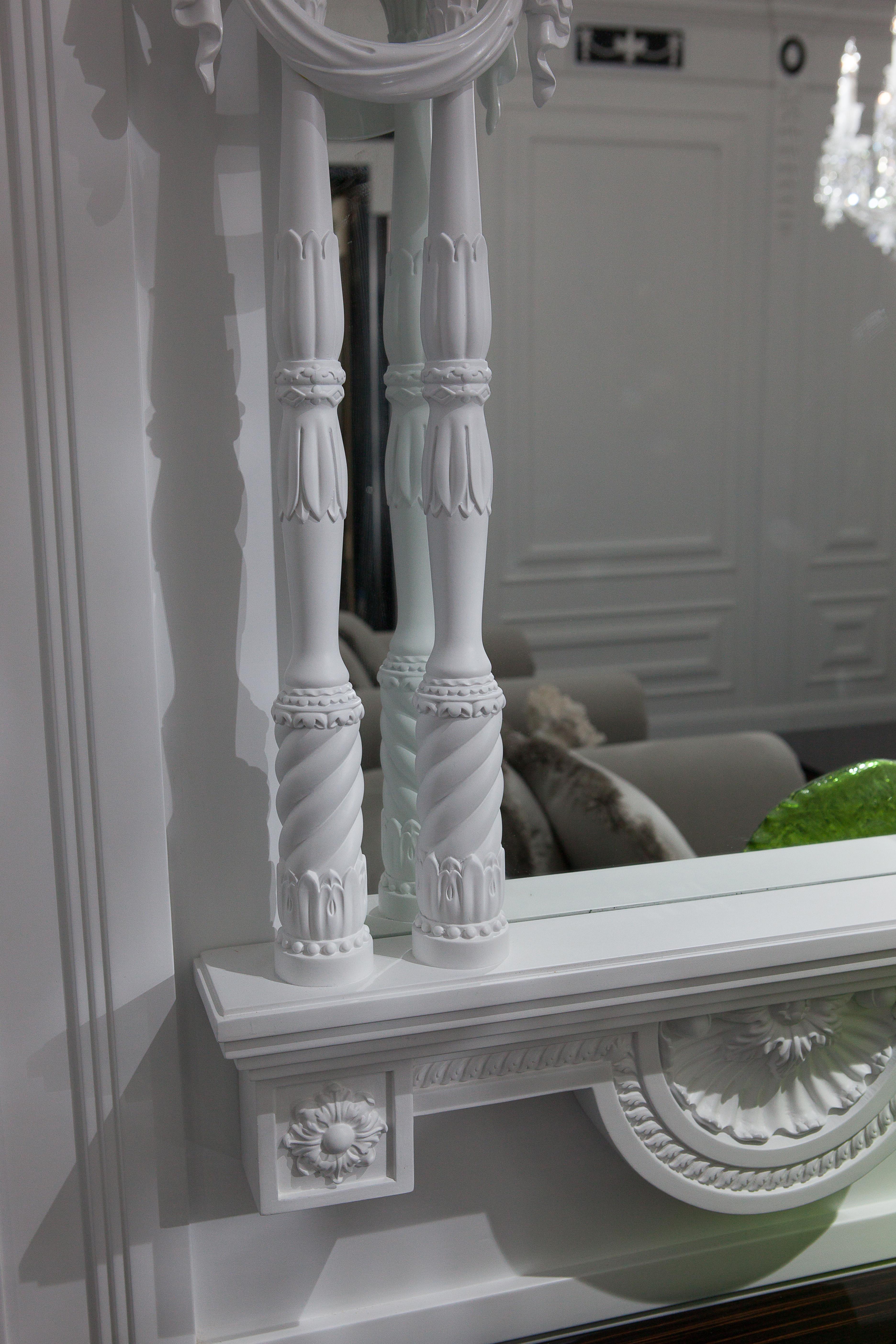 Intagliato a mano Specchio da parete bianco in legno massiccio intagliato, neoclassico in vendita