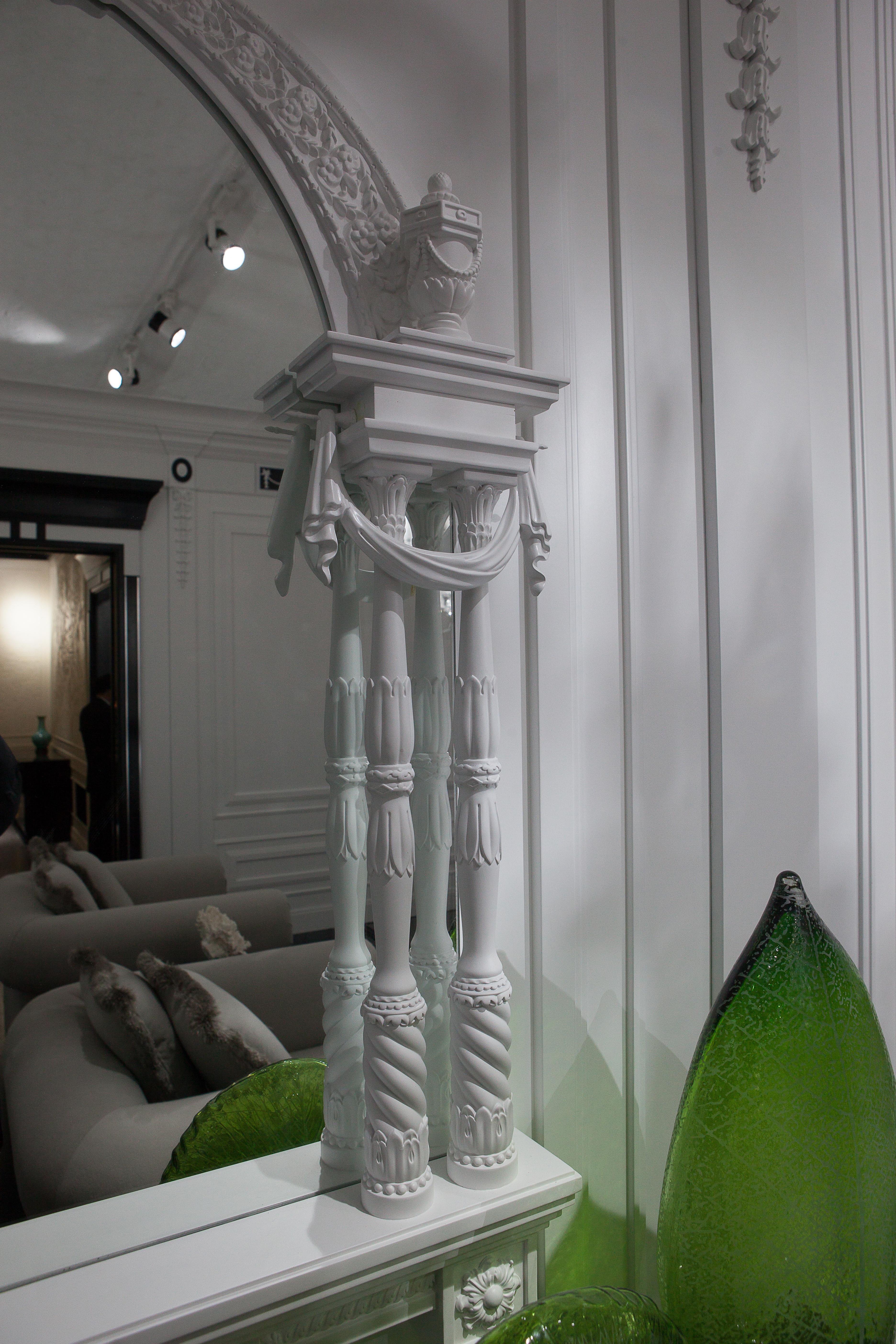 Specchio da parete bianco in legno massiccio intagliato, neoclassico In condizioni Nuovo in vendita a Hong Kong, HK