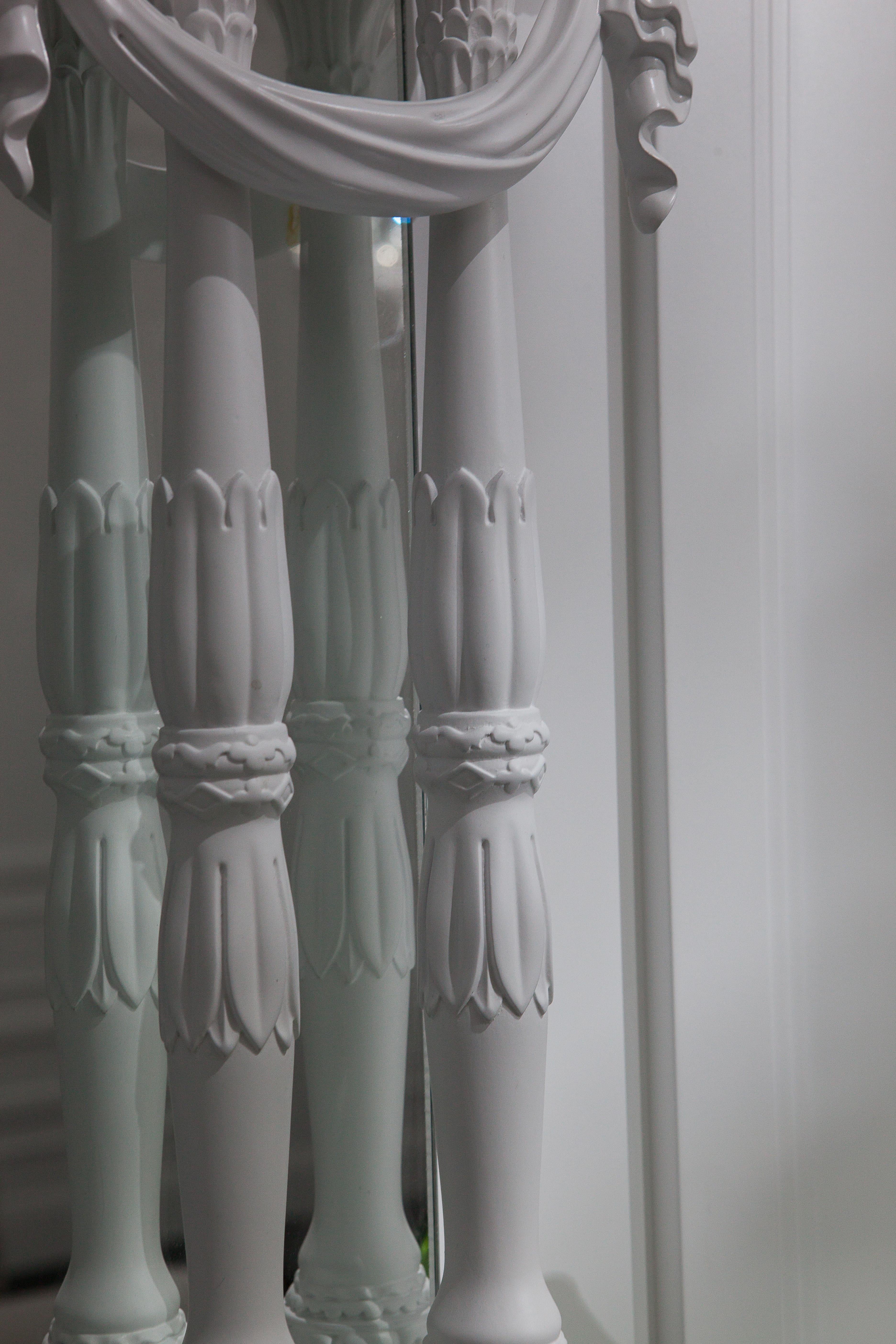 XXI secolo e contemporaneo Specchio da parete bianco in legno massiccio intagliato, neoclassico in vendita