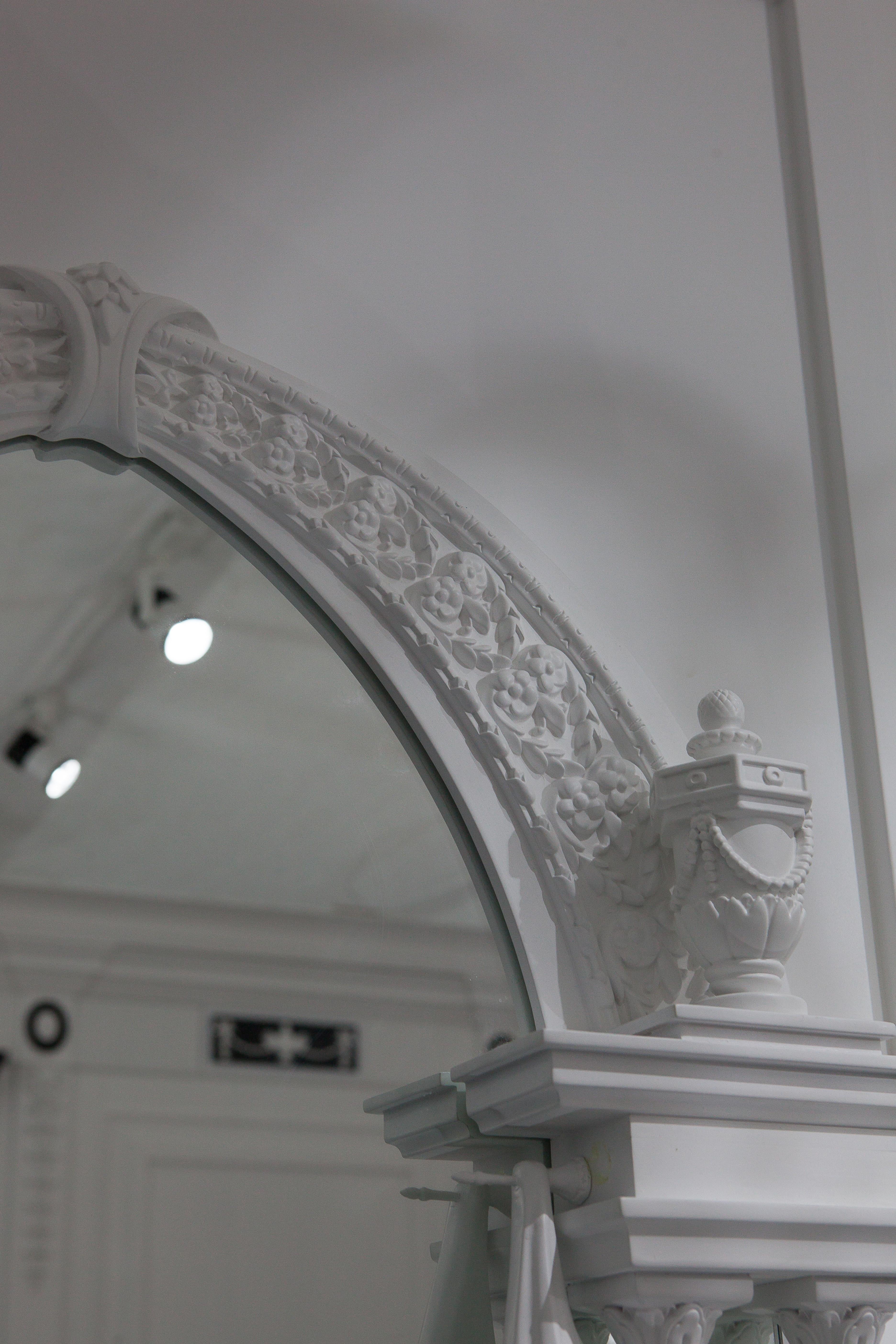 Specchio da parete bianco in legno massiccio intagliato, neoclassico in vendita 1