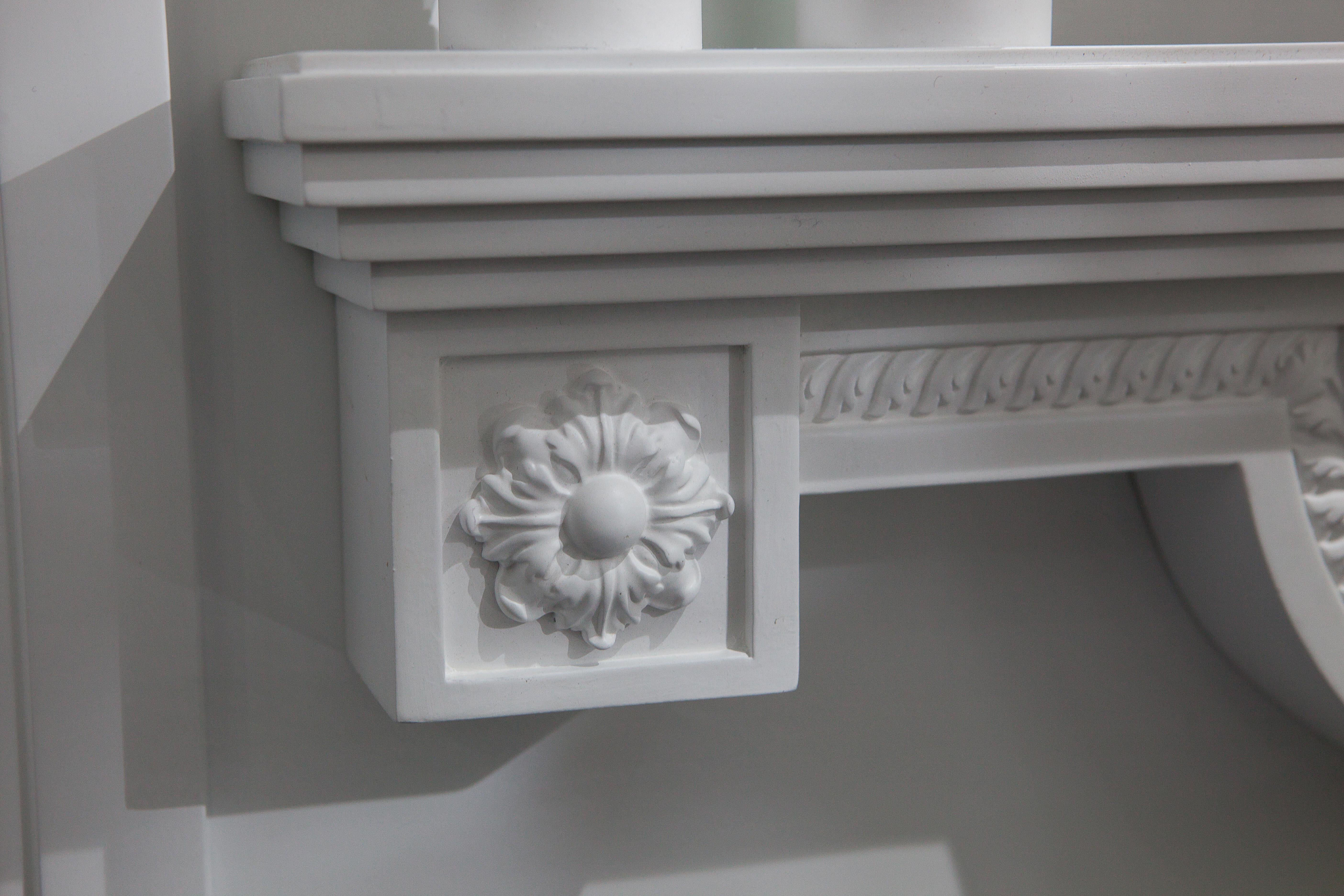 Specchio da parete bianco in legno massiccio intagliato, neoclassico in vendita 2