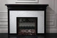 Chimenea Decorativa de Madera de Ébano Elementos Tallados en Blanco y Diseño de Pavo Real