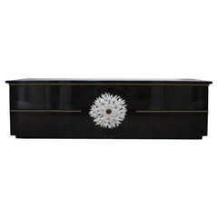 Cómoda de Madera de Ébano con Tallado de Flores Blancas, Pan de Oro, Renacimiento Neoclásico