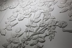 Panneau en bois massif en finition blanche et ébène avec verre Lalique, fabriqué sur mesure