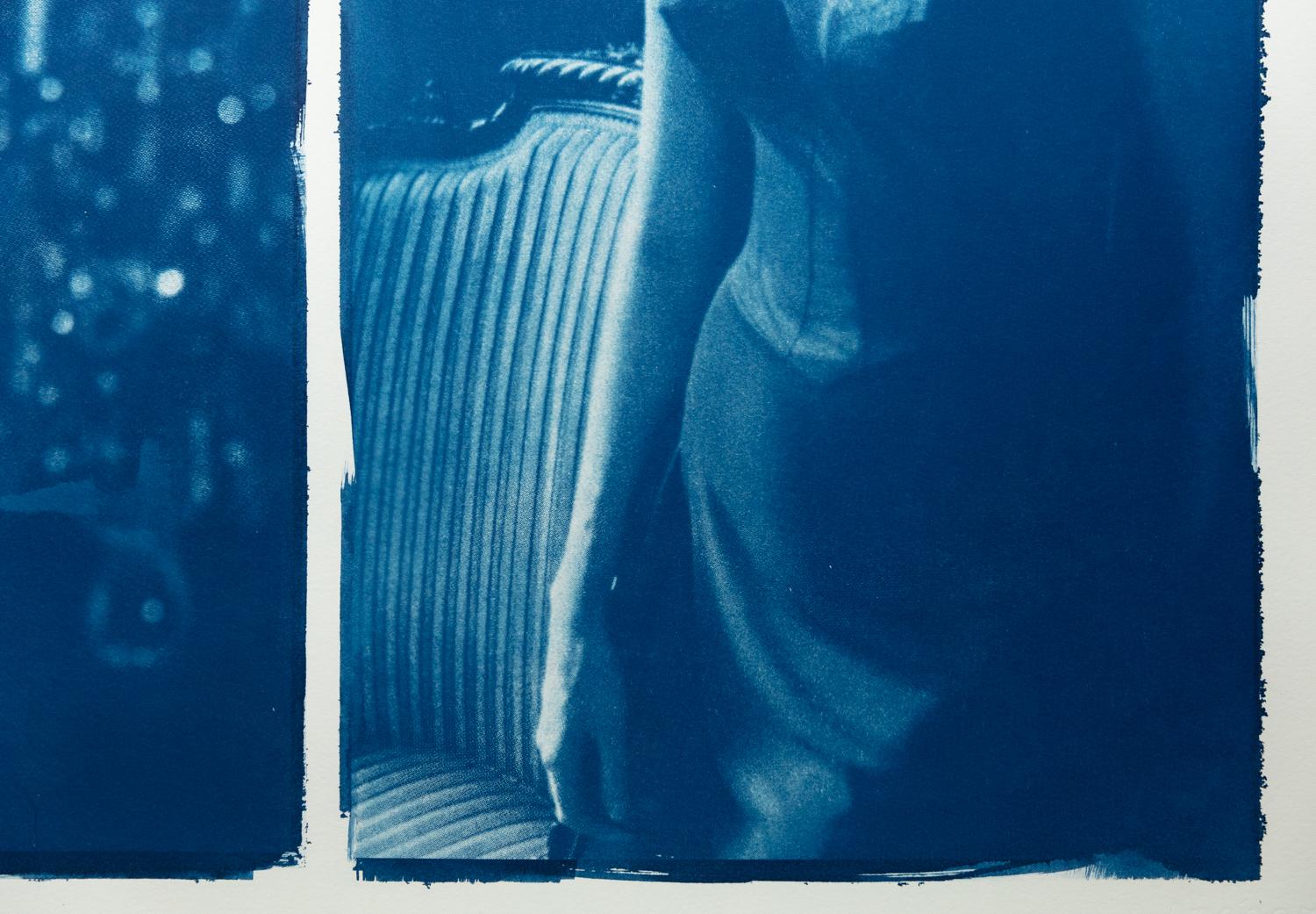 Soirée, 2022
Einzigartiger Cyanotypie-Variantendruck
Limitierte Auflage von 7 Stück

Zwei Frauen in runden Pumps und Röcken, die im Wind wehen, drei Männer in Mänteln mit Hüten in den Händen. Dieses kokette Diptychon wurde durch den glamourösen Stil